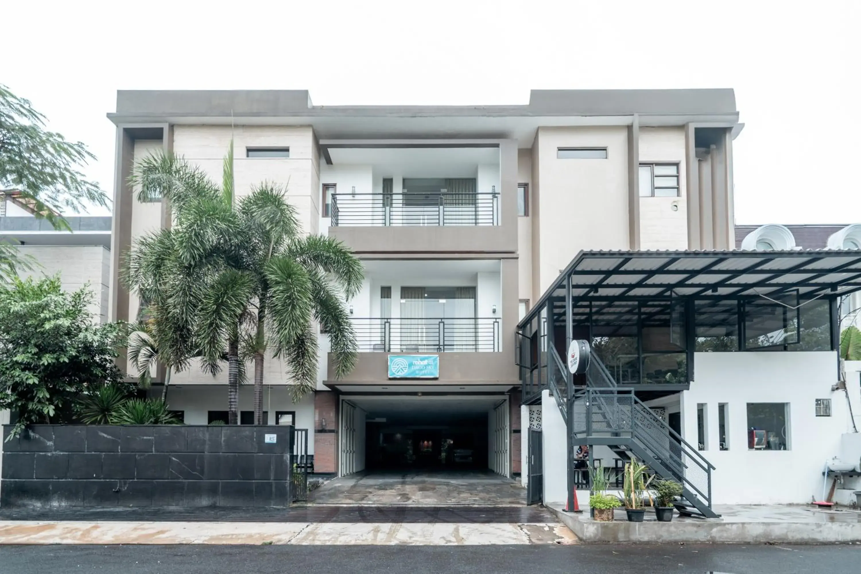 Property building in Rehat at Dago Sky Hotel Property building in Rehat at Dago Sky Hotel