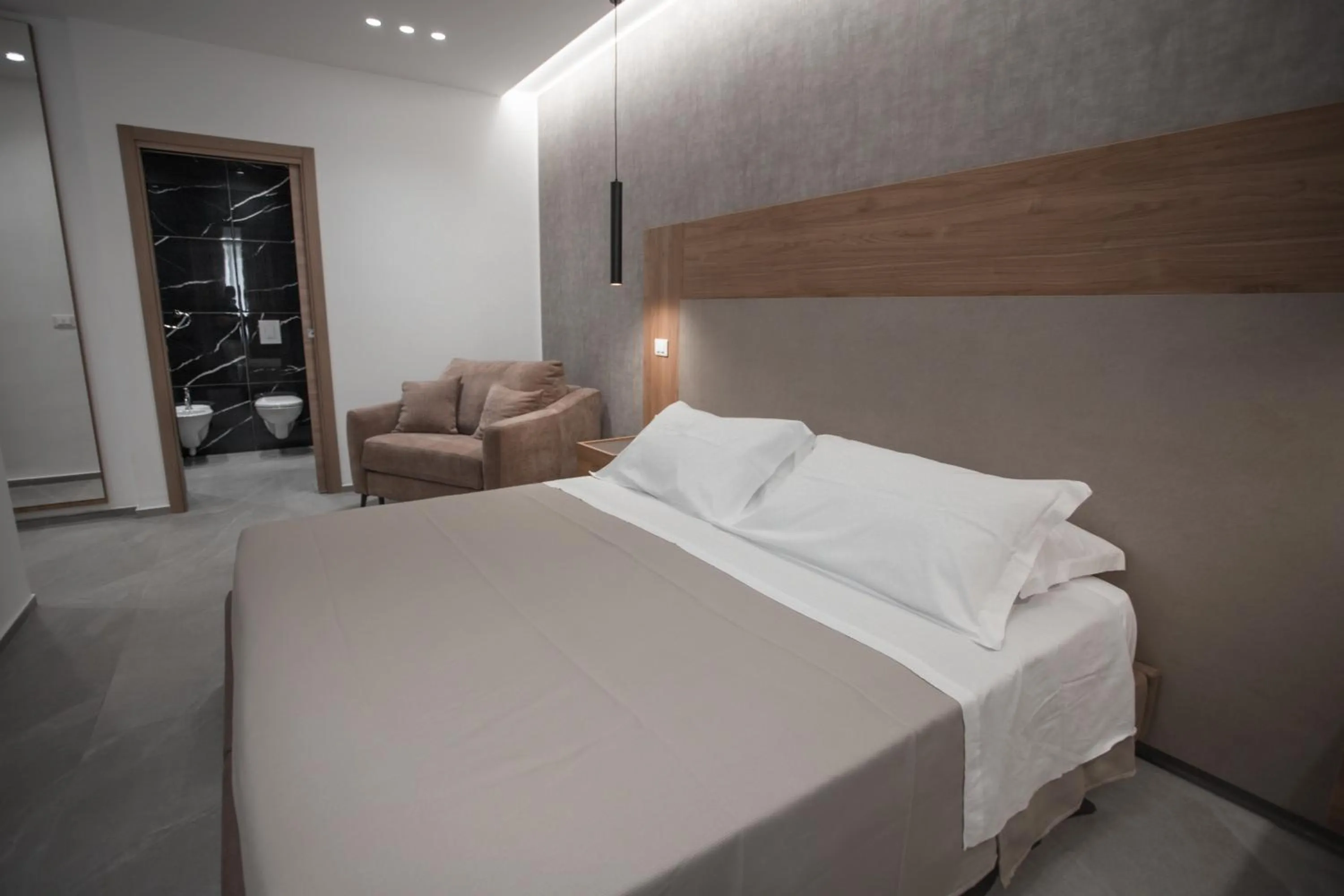 Photo of the whole room, Bed in Alexander House Hotel