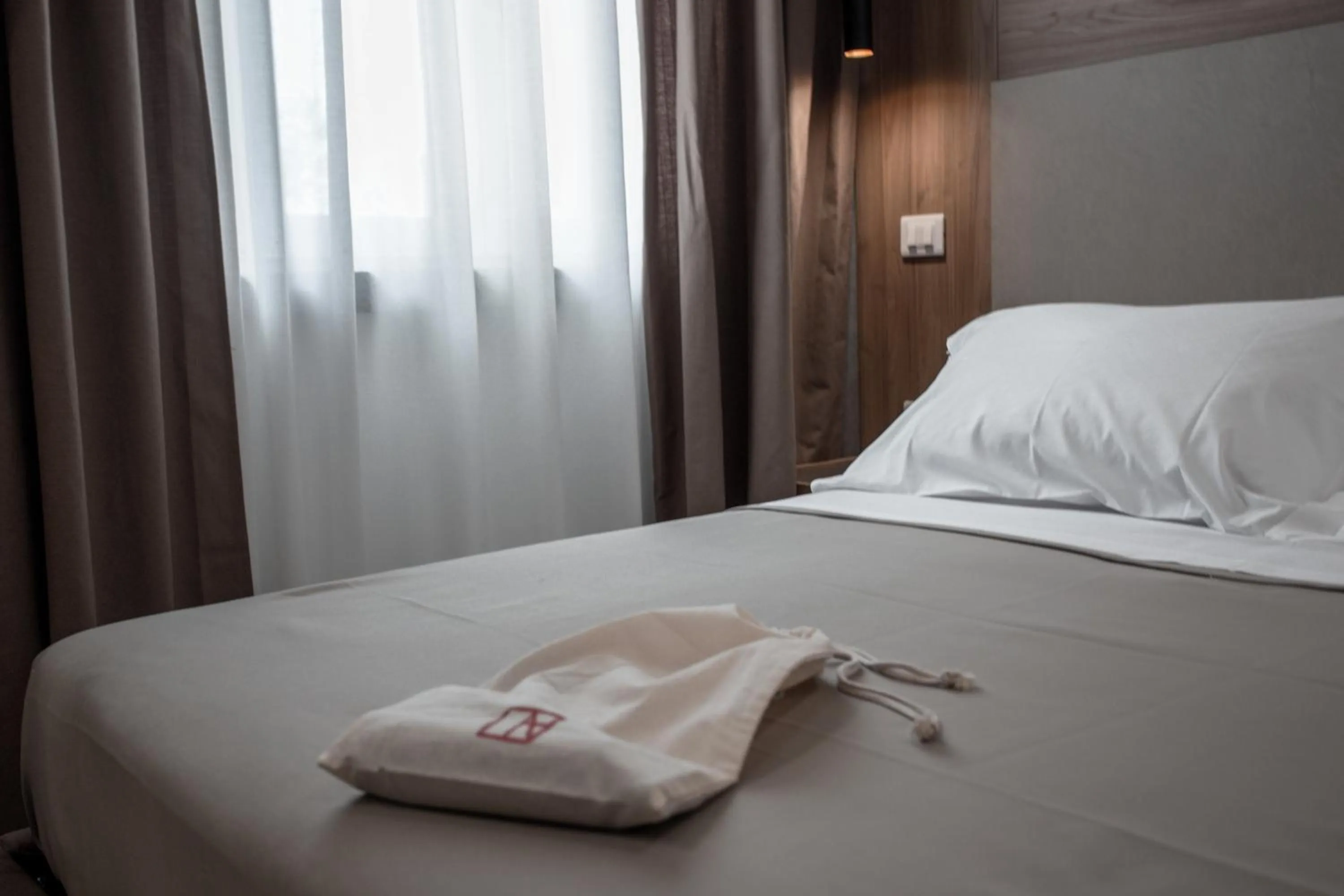 Bedroom, Bed in Alexander House Hotel