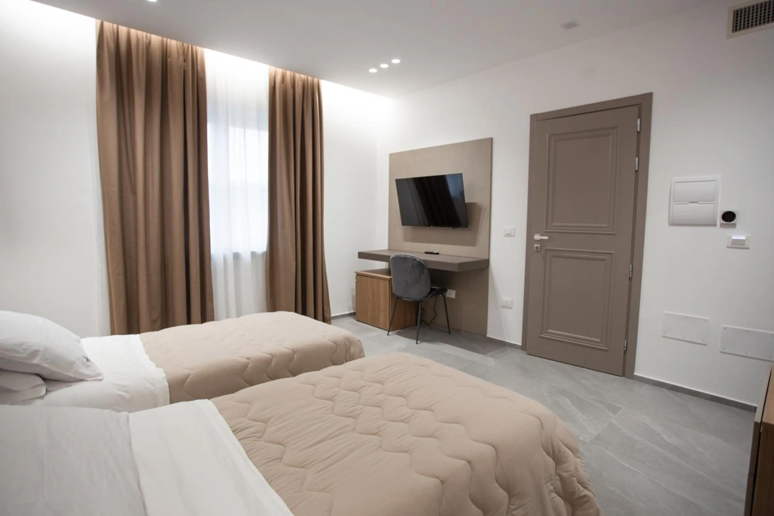 Bedroom, Bed in Alexander House Hotel