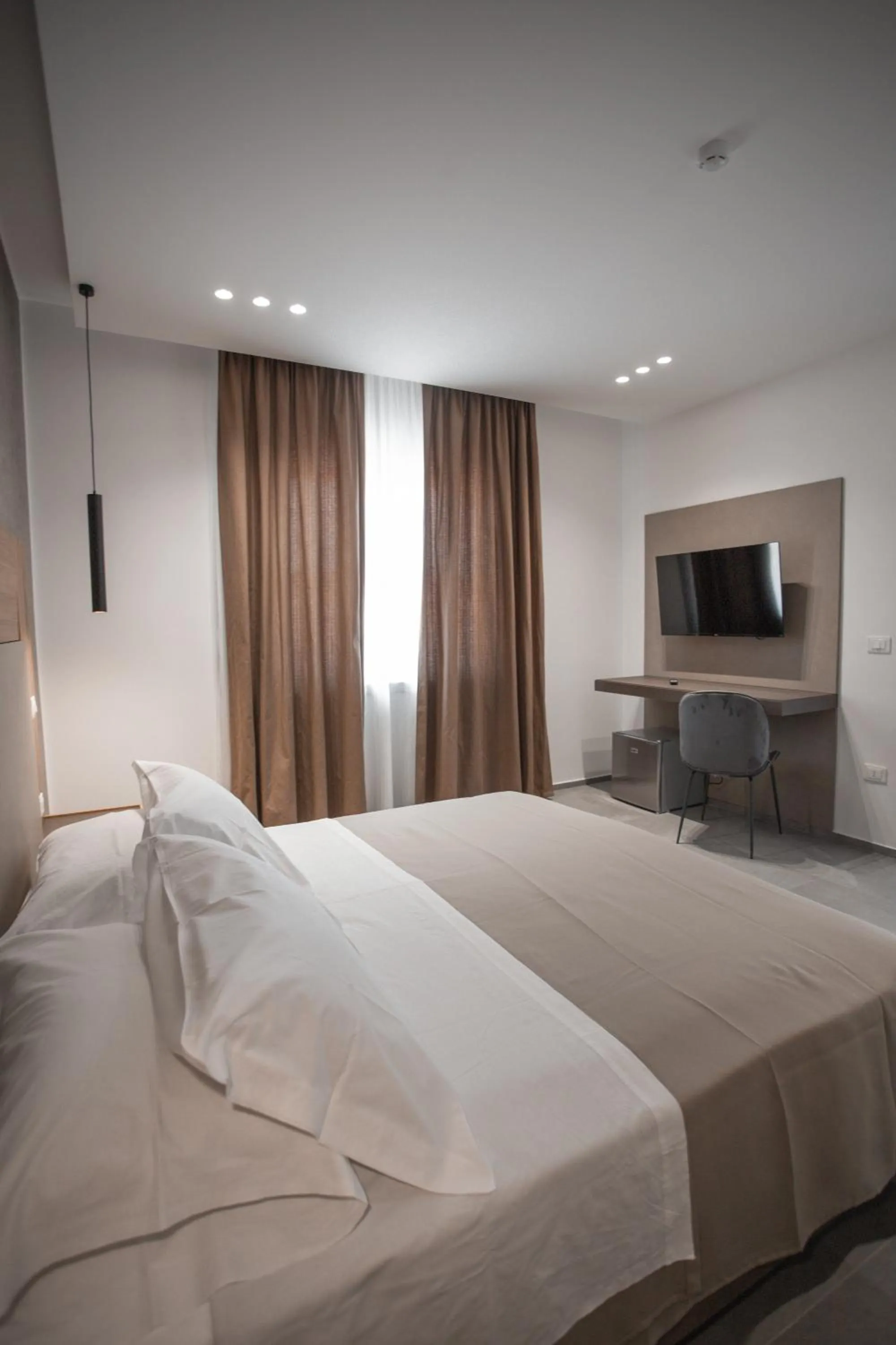 Bedroom, Bed in Alexander House Hotel