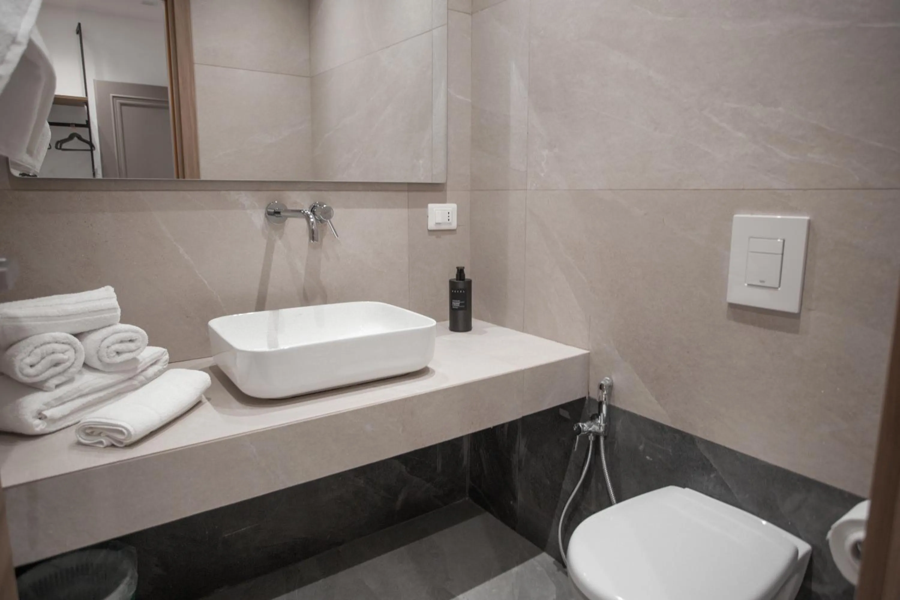 Toilet in Alexander House Hotel