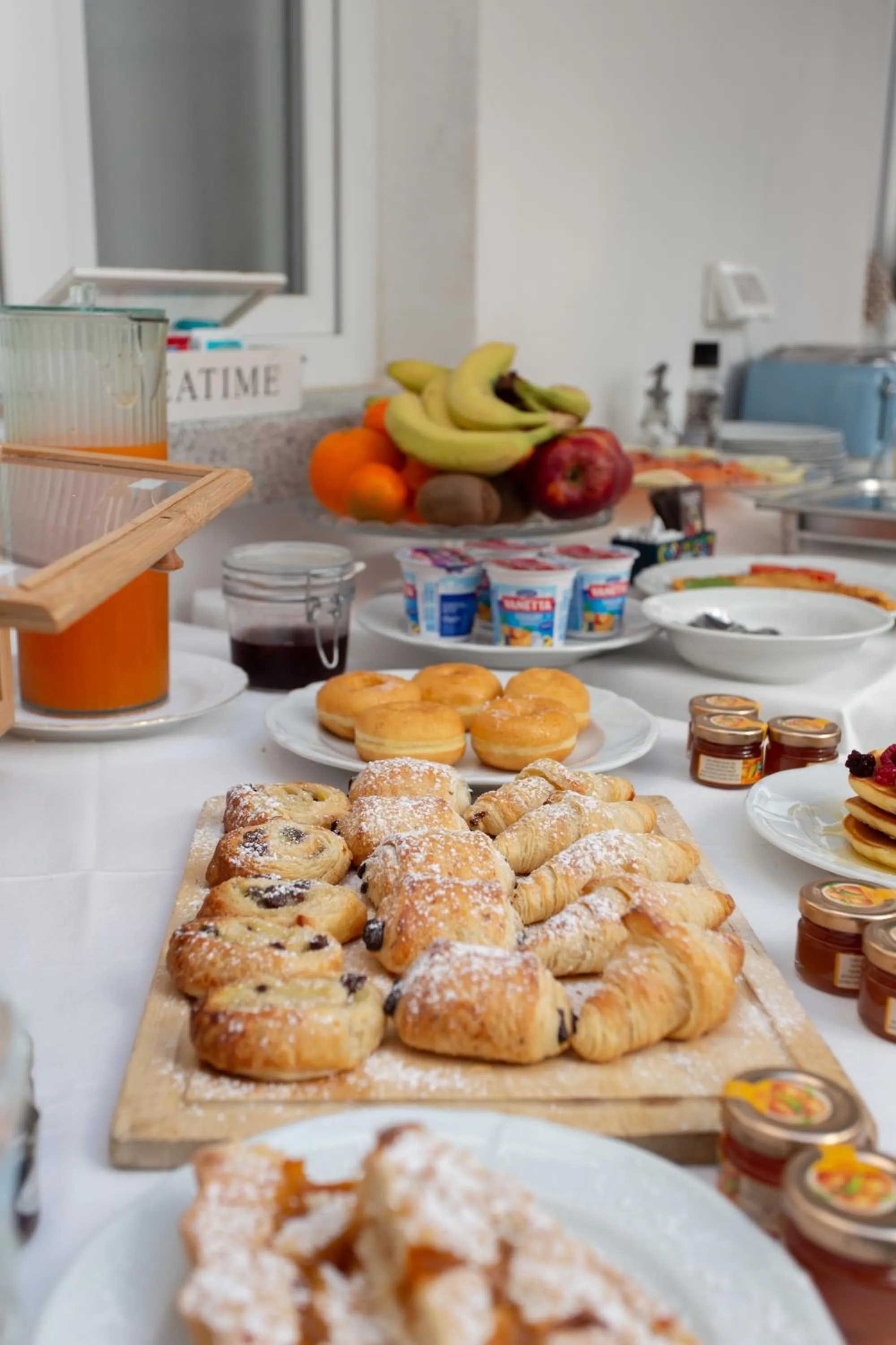Buffet breakfast in Alexander House Hotel