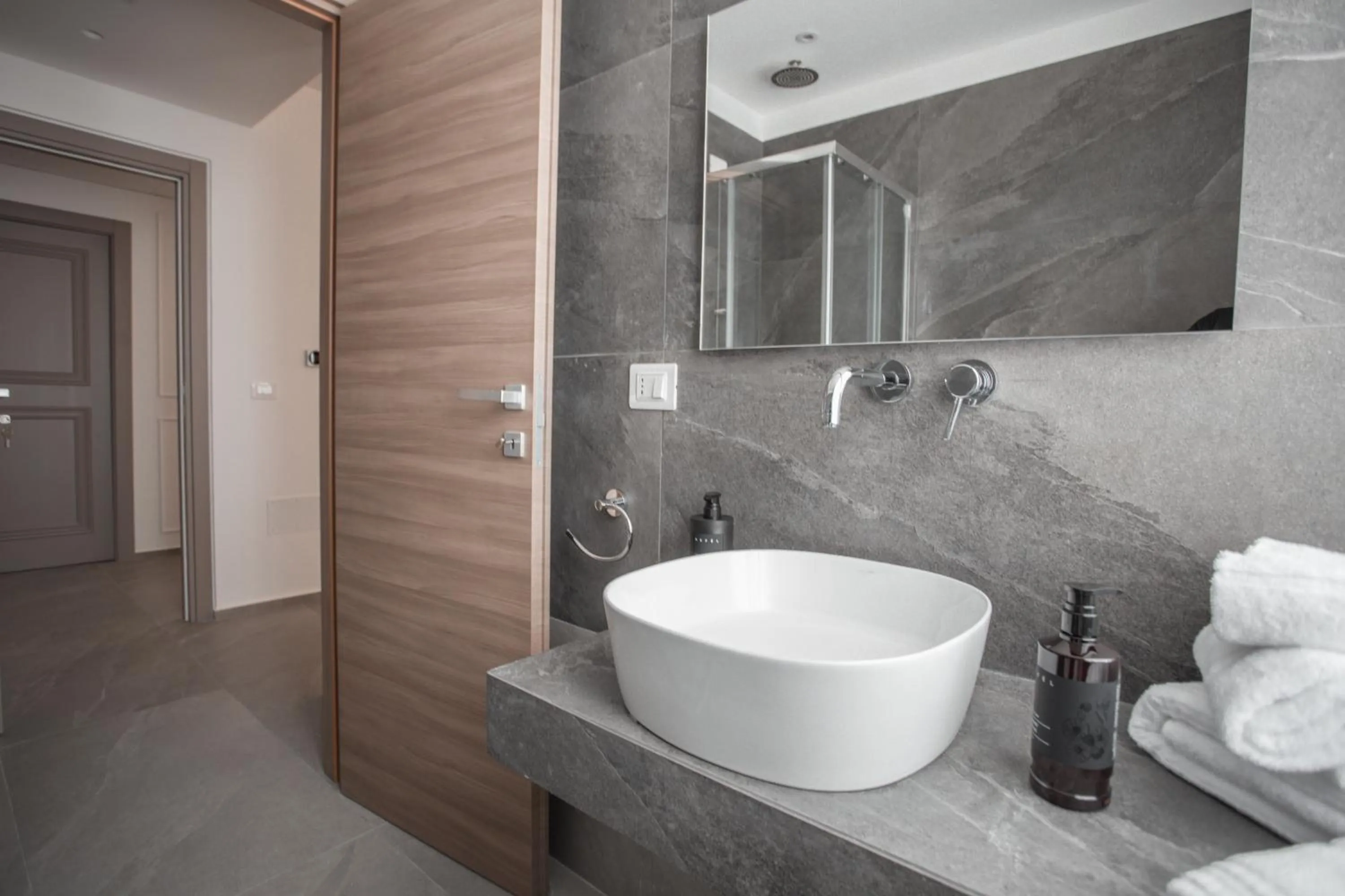 Shower in Alexander House Hotel