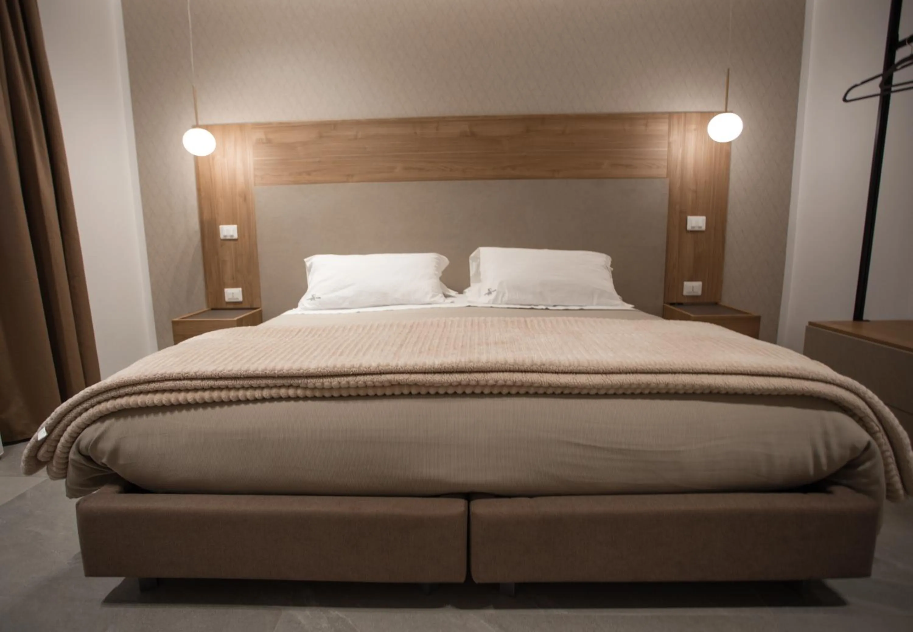 Bedroom, Bed in Alexander House Hotel