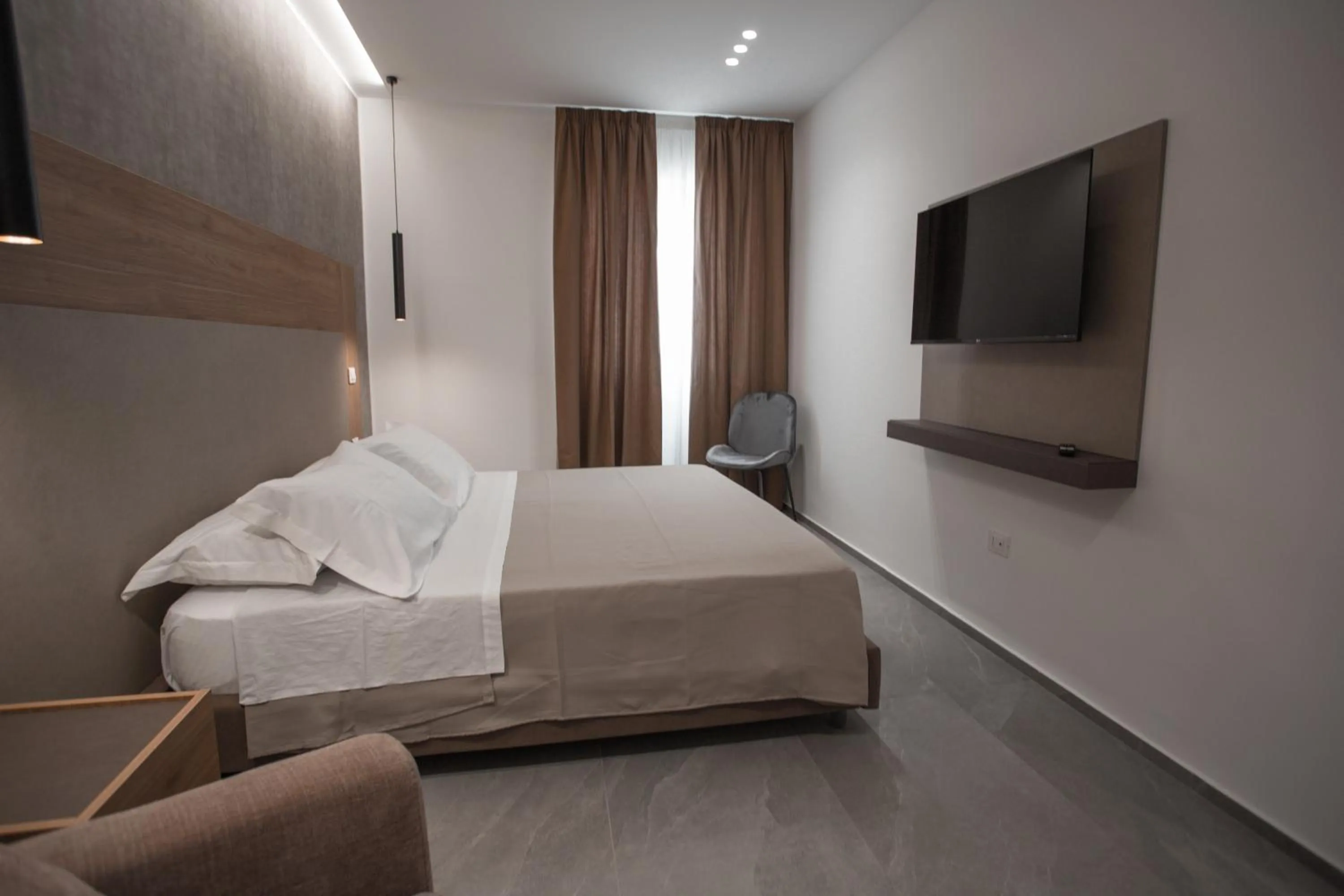 Photo of the whole room, Bed in Alexander House Hotel