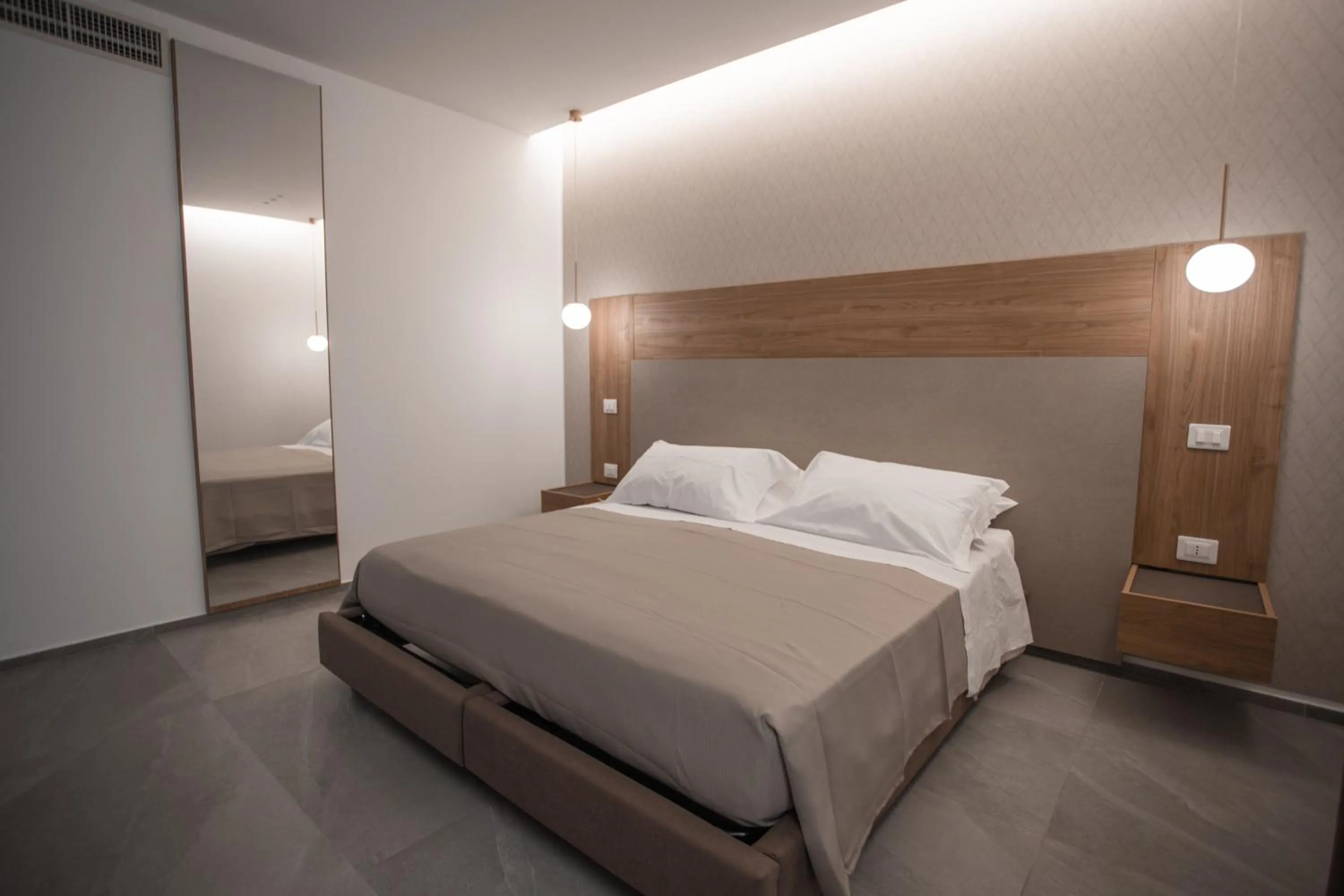 Photo of the whole room, Bed in Alexander House Hotel