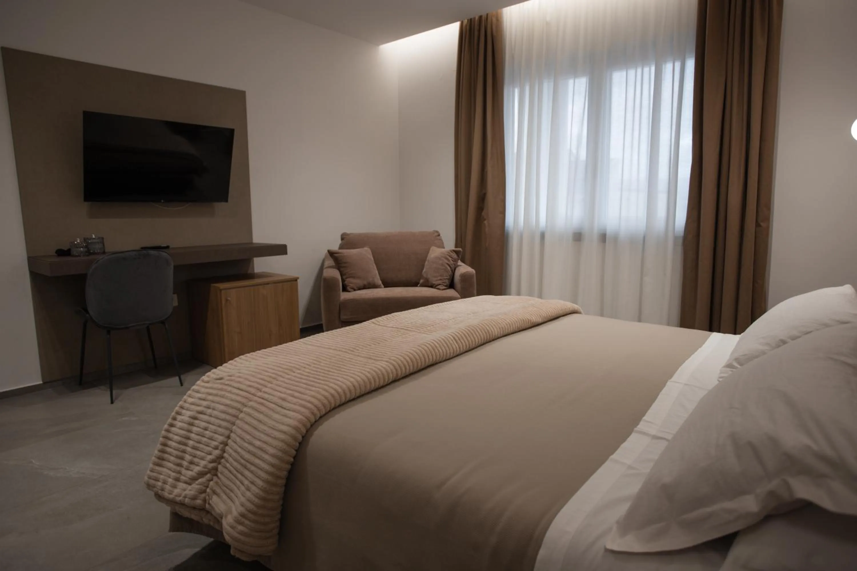 Bedroom, Bed in Alexander House Hotel