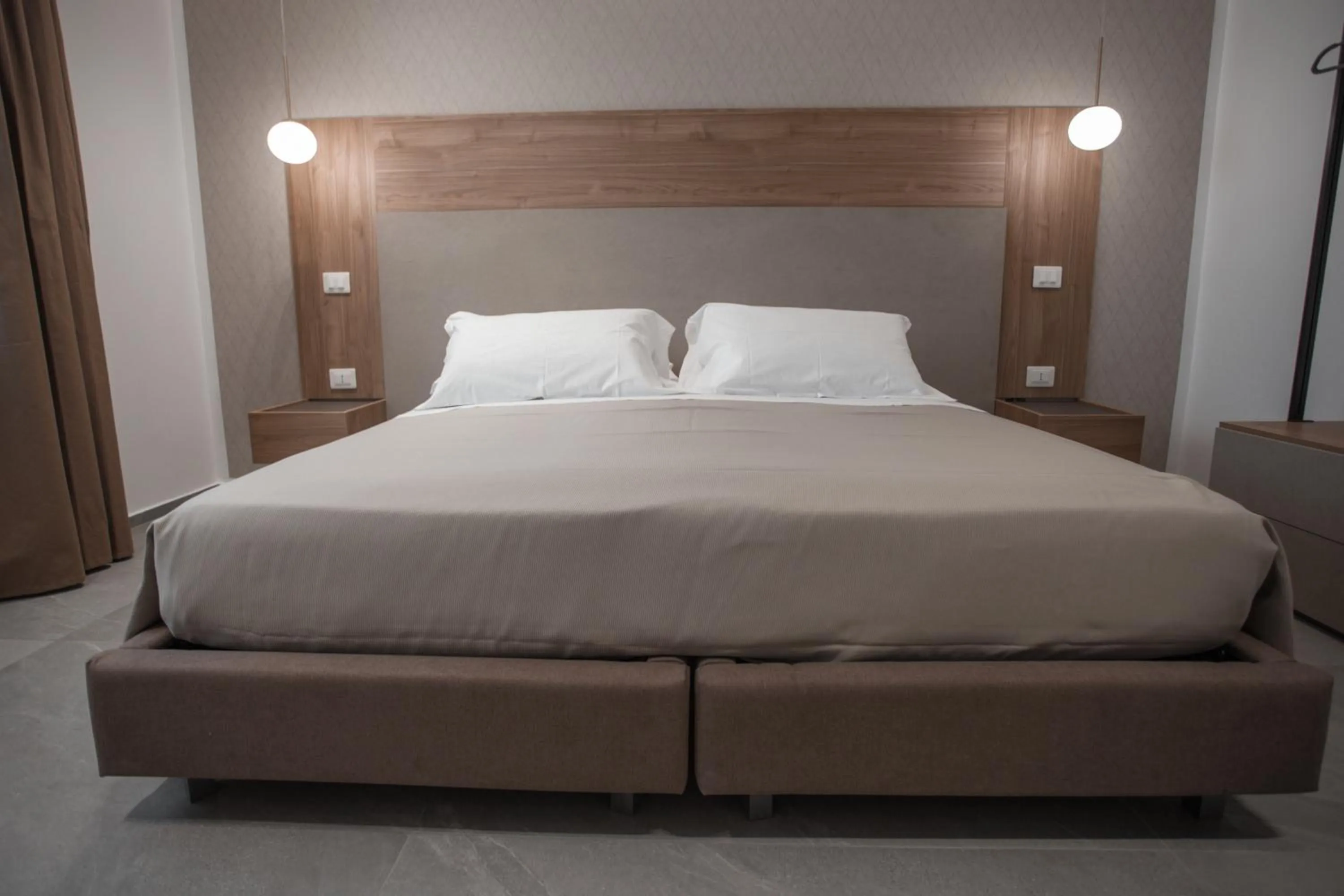 Bed in Alexander House Hotel