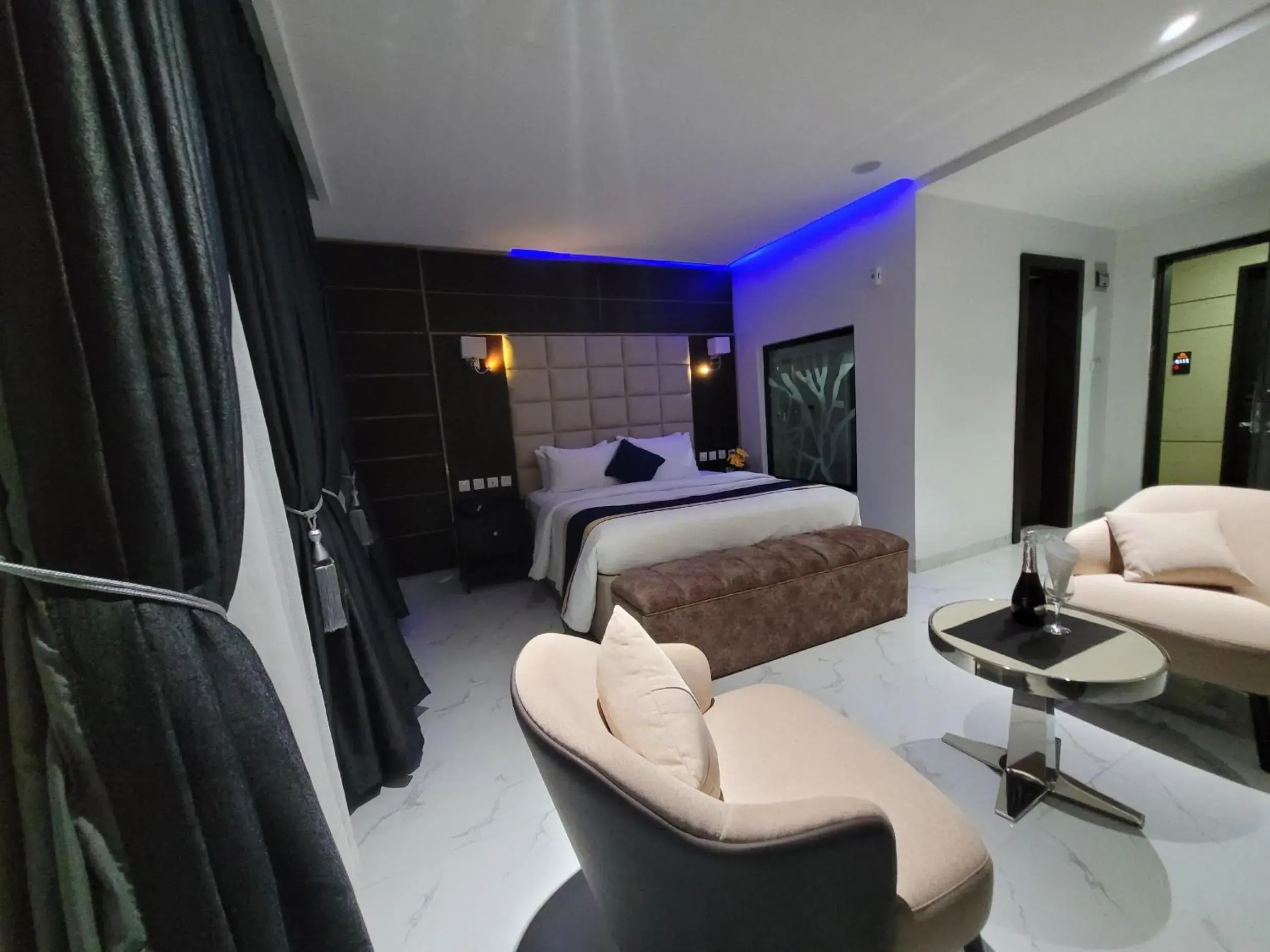 Standard Single Room in Carlton Swiss Luxury Residency Standard Single Room in Carlton Swiss Luxury Residency