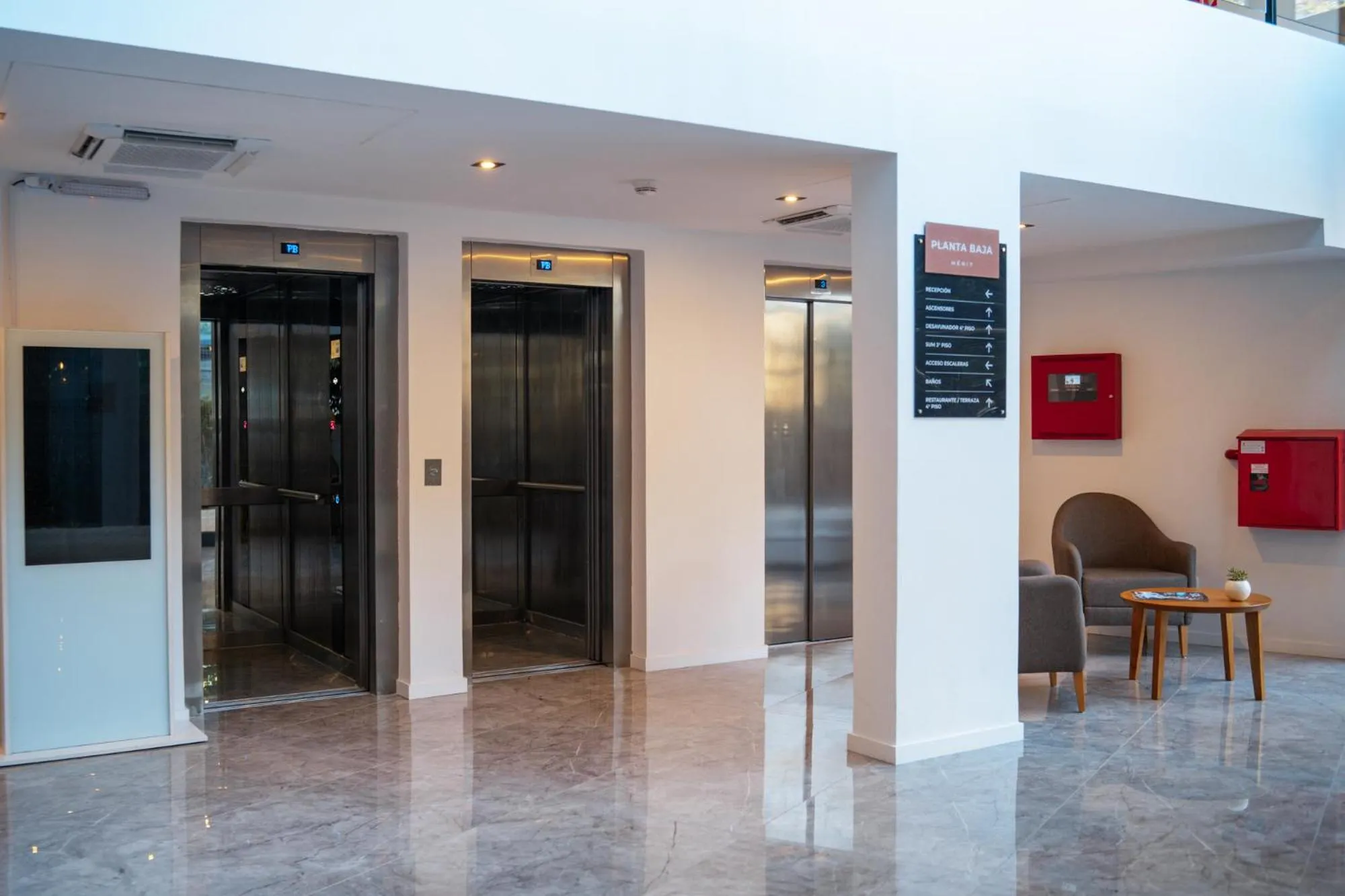 Lobby or reception in Mérit Parque Leloir by Amérian