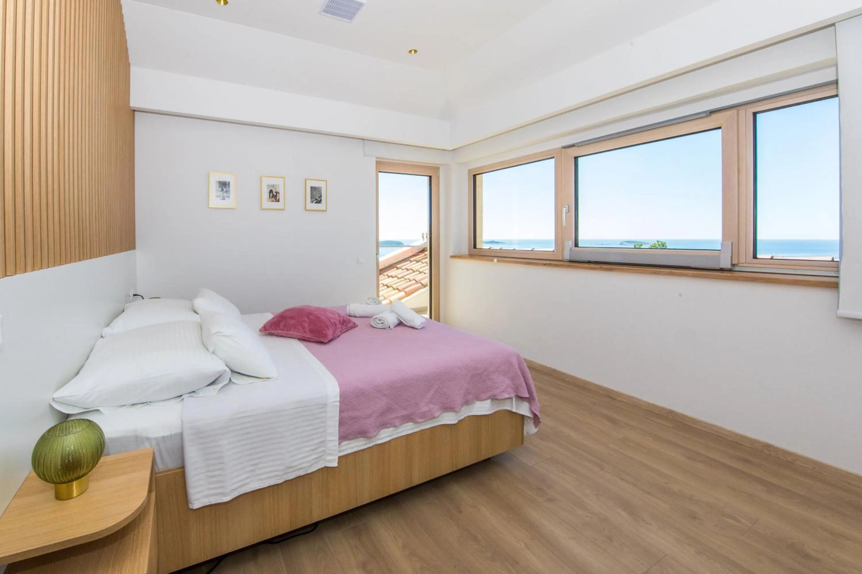 Bedroom, Bed in Villa Art Gallery