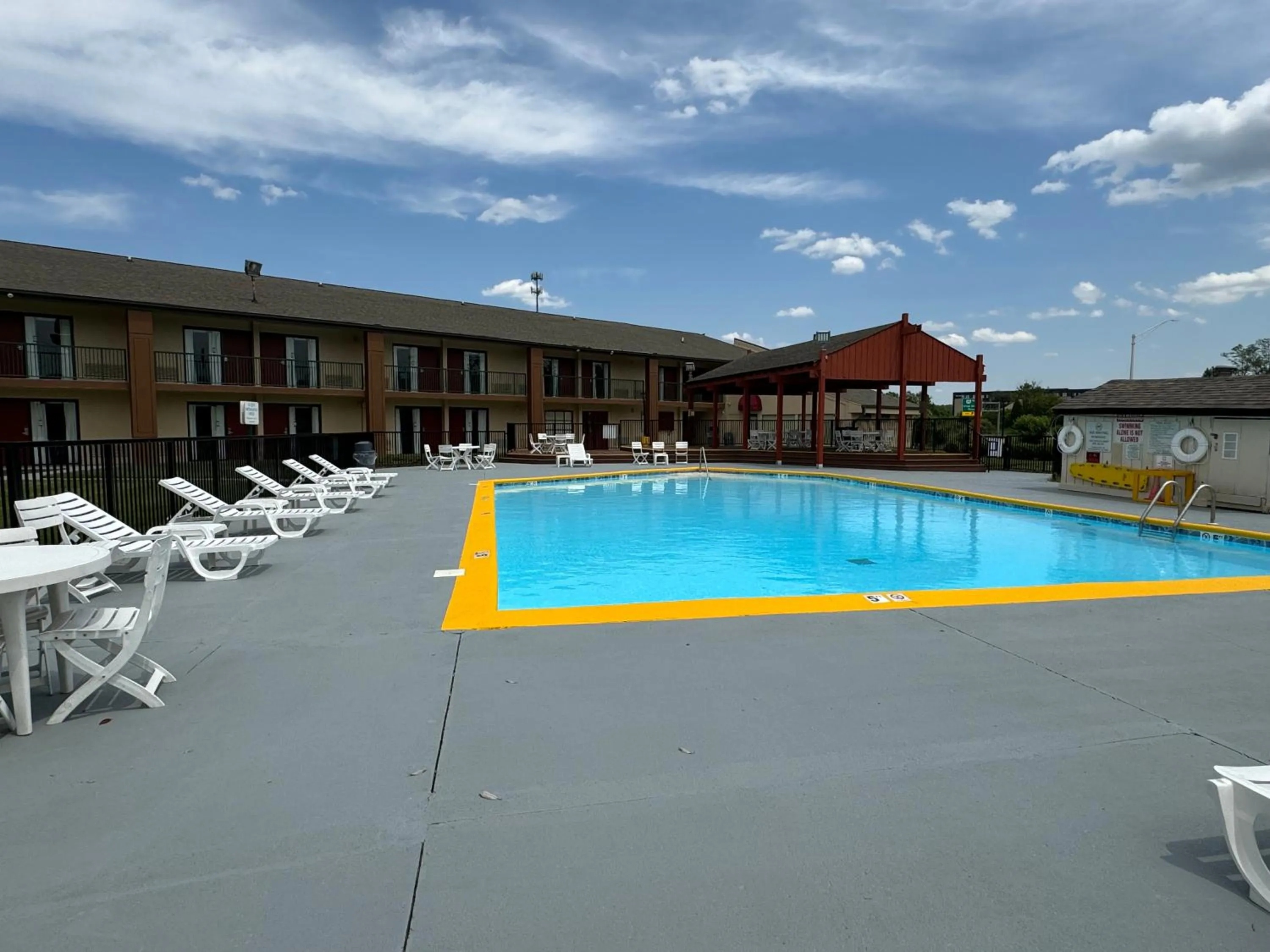 Swimming pool in Suburban Studios Mason Near Kings Island