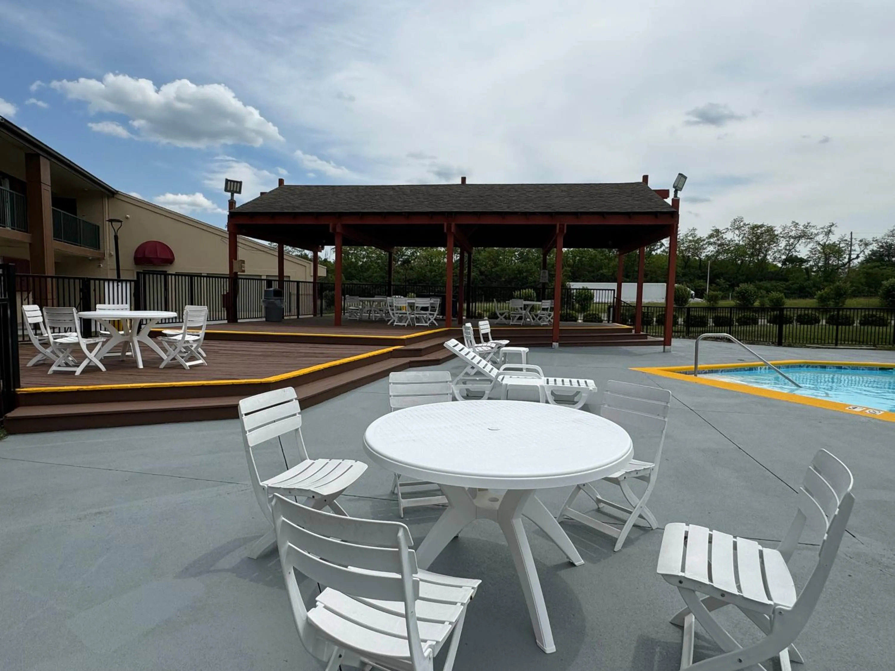 Swimming pool in Suburban Studios Mason Near Kings Island