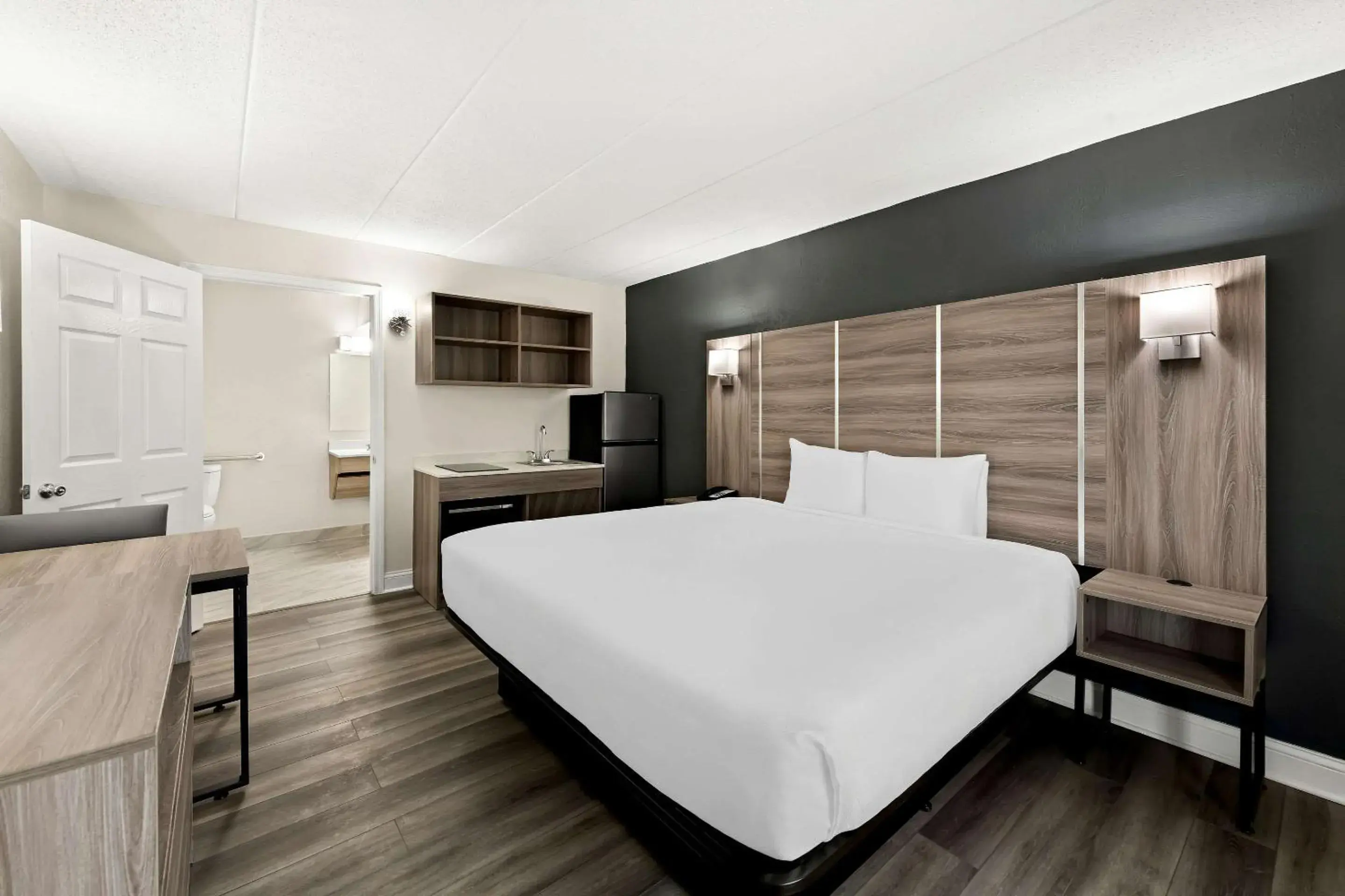 Bedroom, Bed in Suburban Studios Mason Near Kings Island Bedroom, Bed in Suburban Studios Mason Near Kings Island