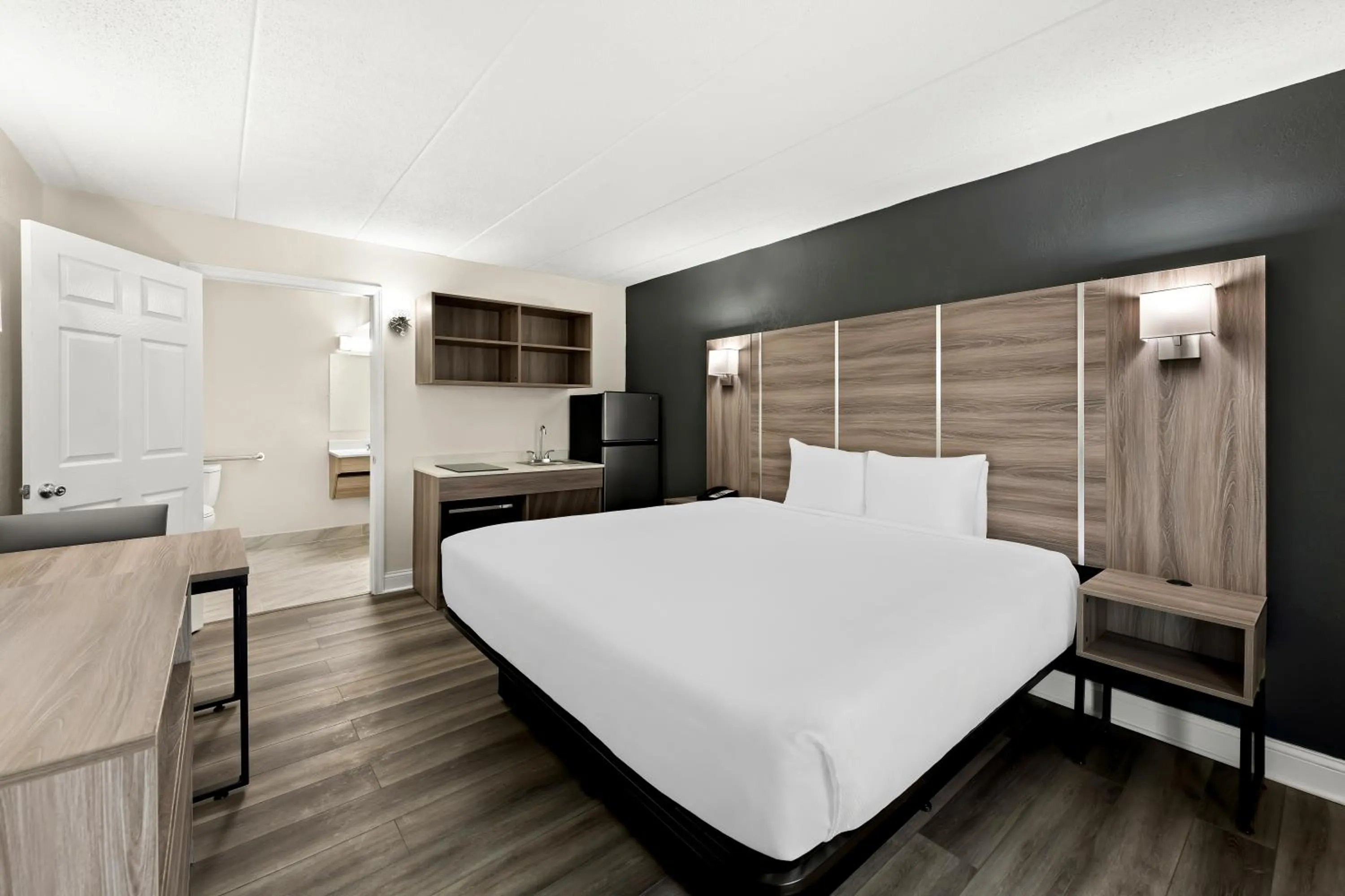 Bedroom, Bed in Suburban Studios Mason Near Kings Island