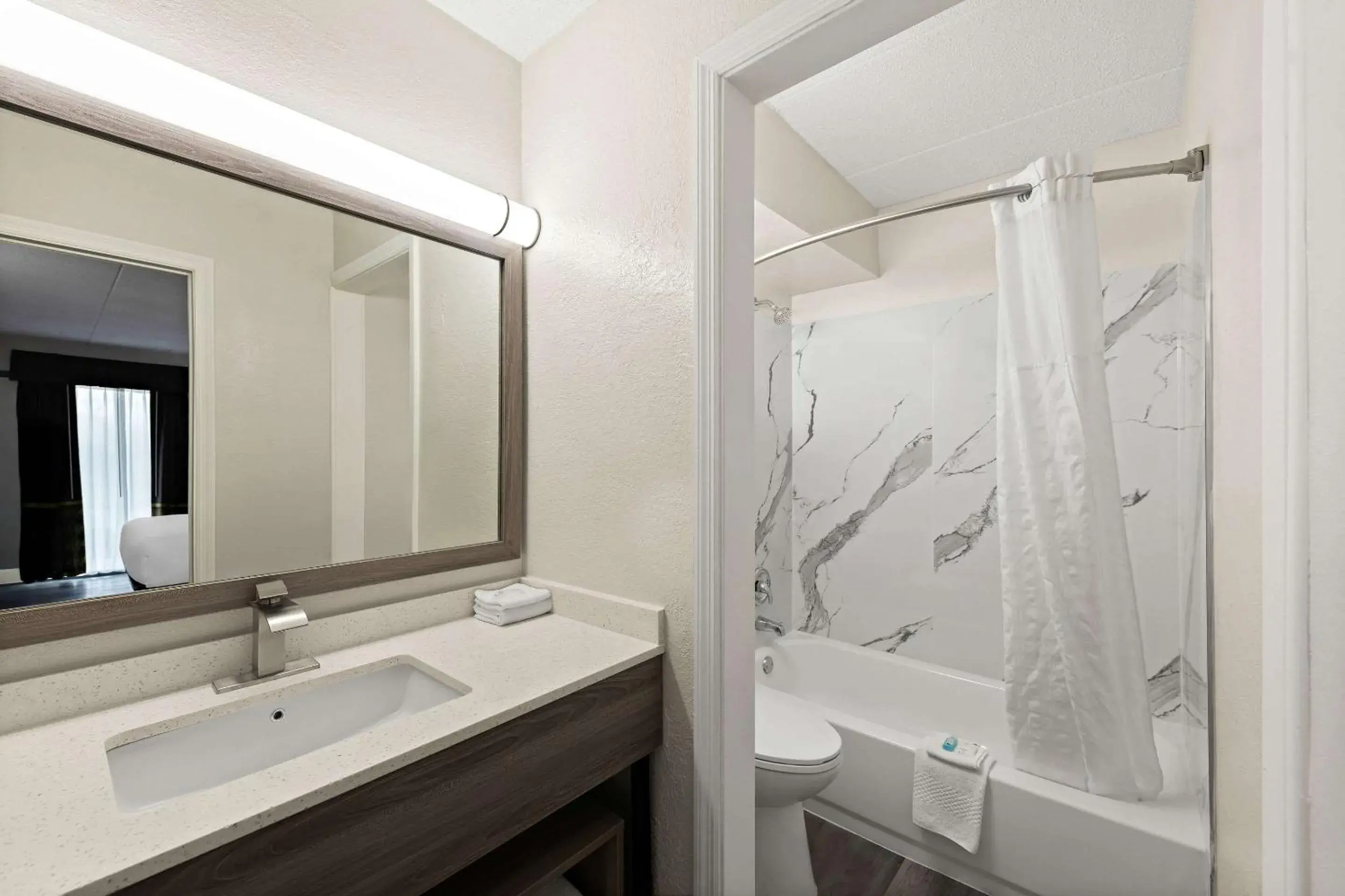 King Room - Non Smoking in Suburban Studios Mason Near Kings Island King Room - Non Smoking in Suburban Studios Mason Near Kings Island