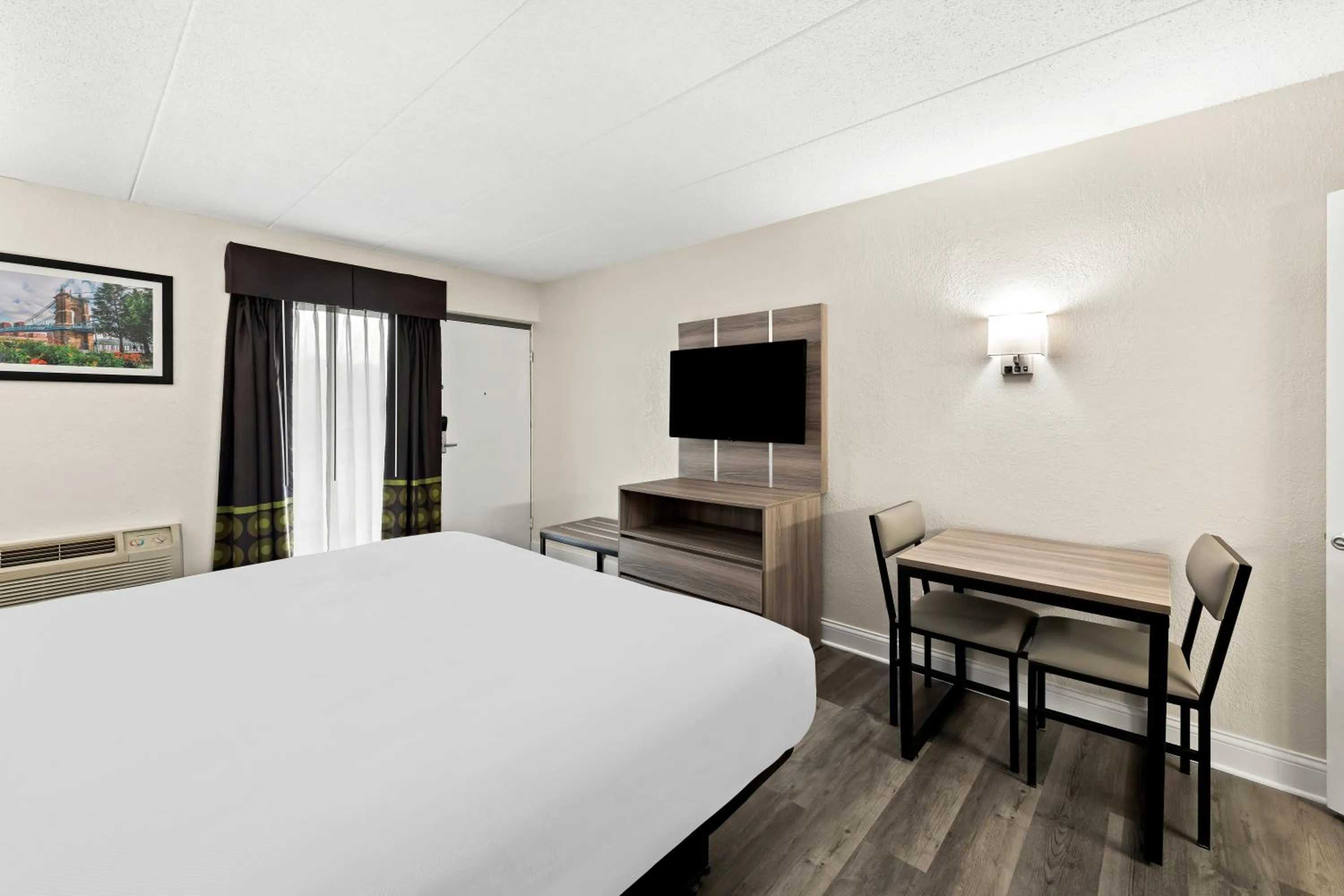 Bedroom, Bed in Suburban Studios Mason Near Kings Island