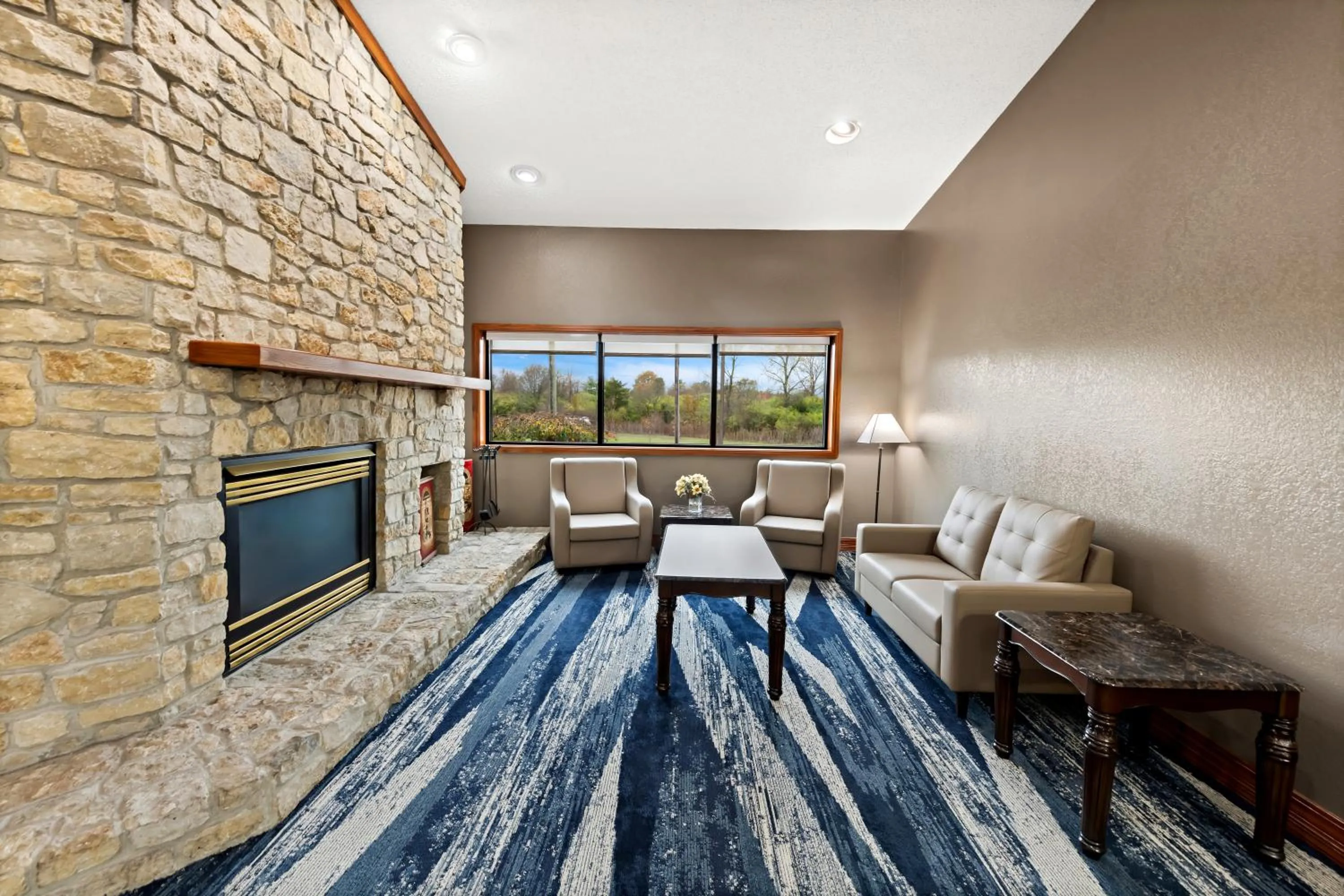 Lobby or reception in Suburban Studios Mason Near Kings Island