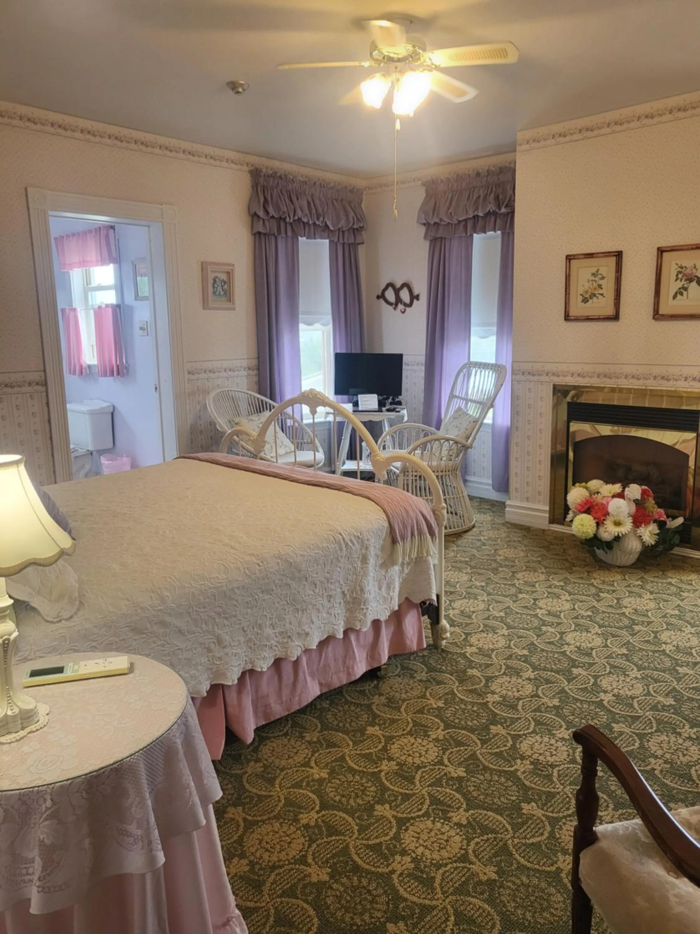 TV and multimedia, Bed in Cranberry Cove Inn