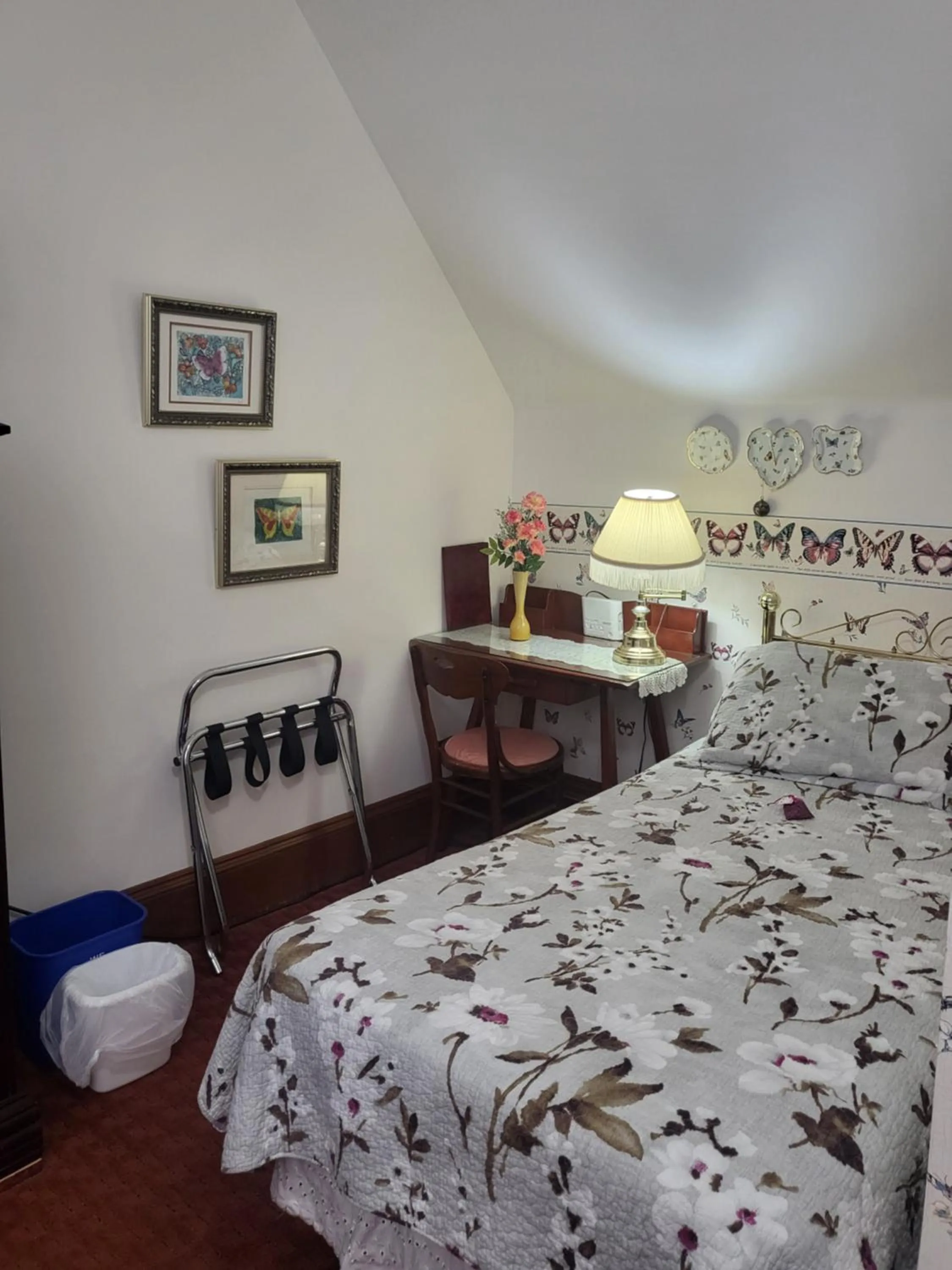 Bed in Cranberry Cove Inn