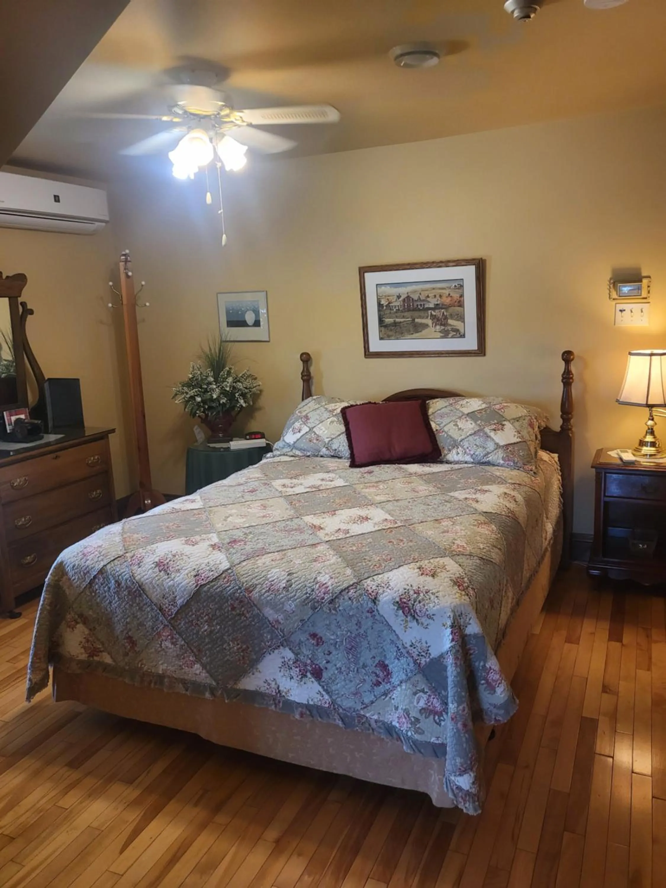 Bed in Cranberry Cove Inn