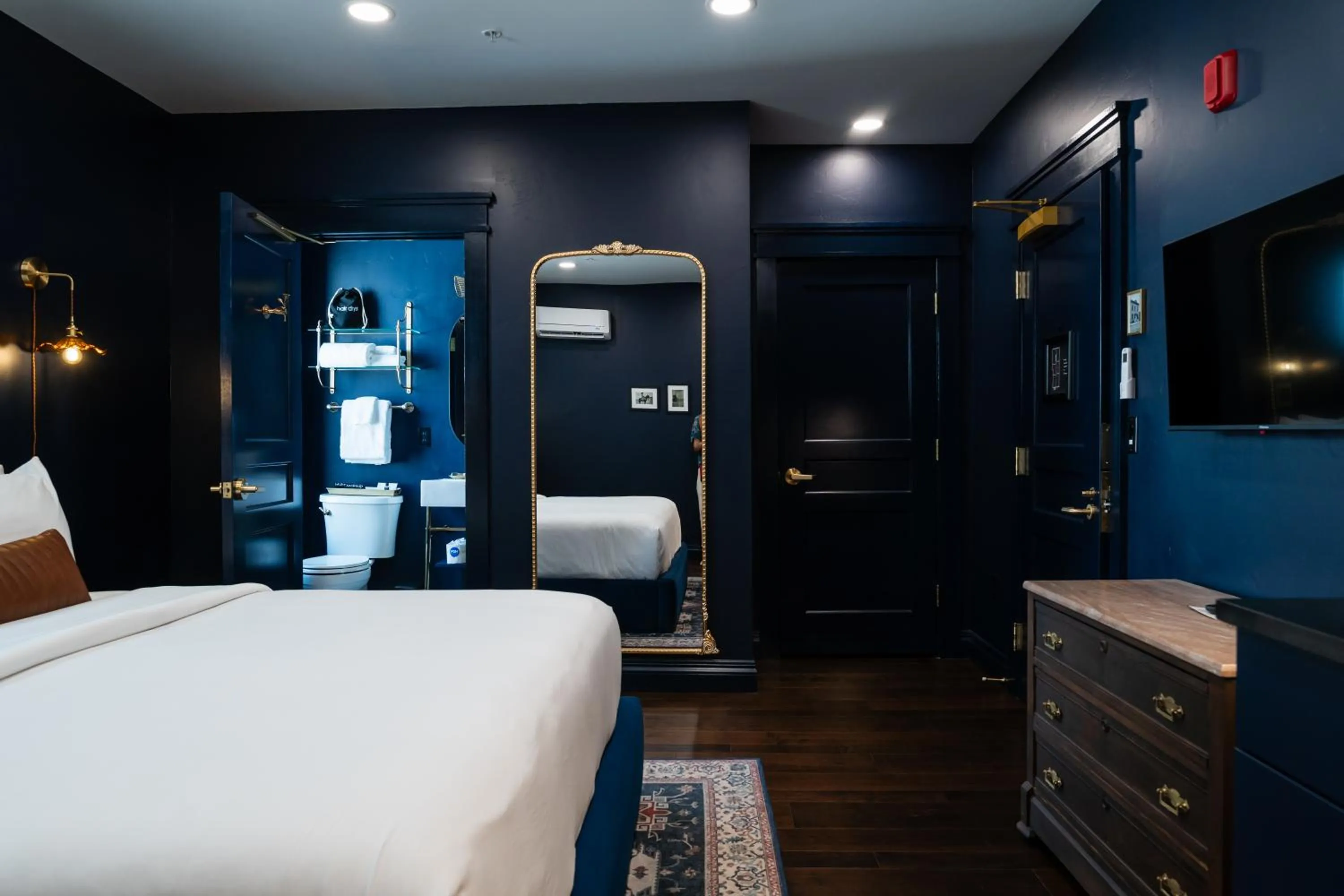 Bathroom, Bed in The Hotel Melrose