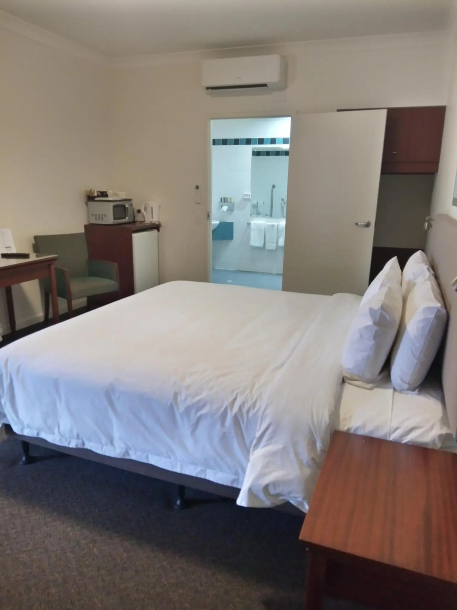 Bed in Pastoral Hotel Motel