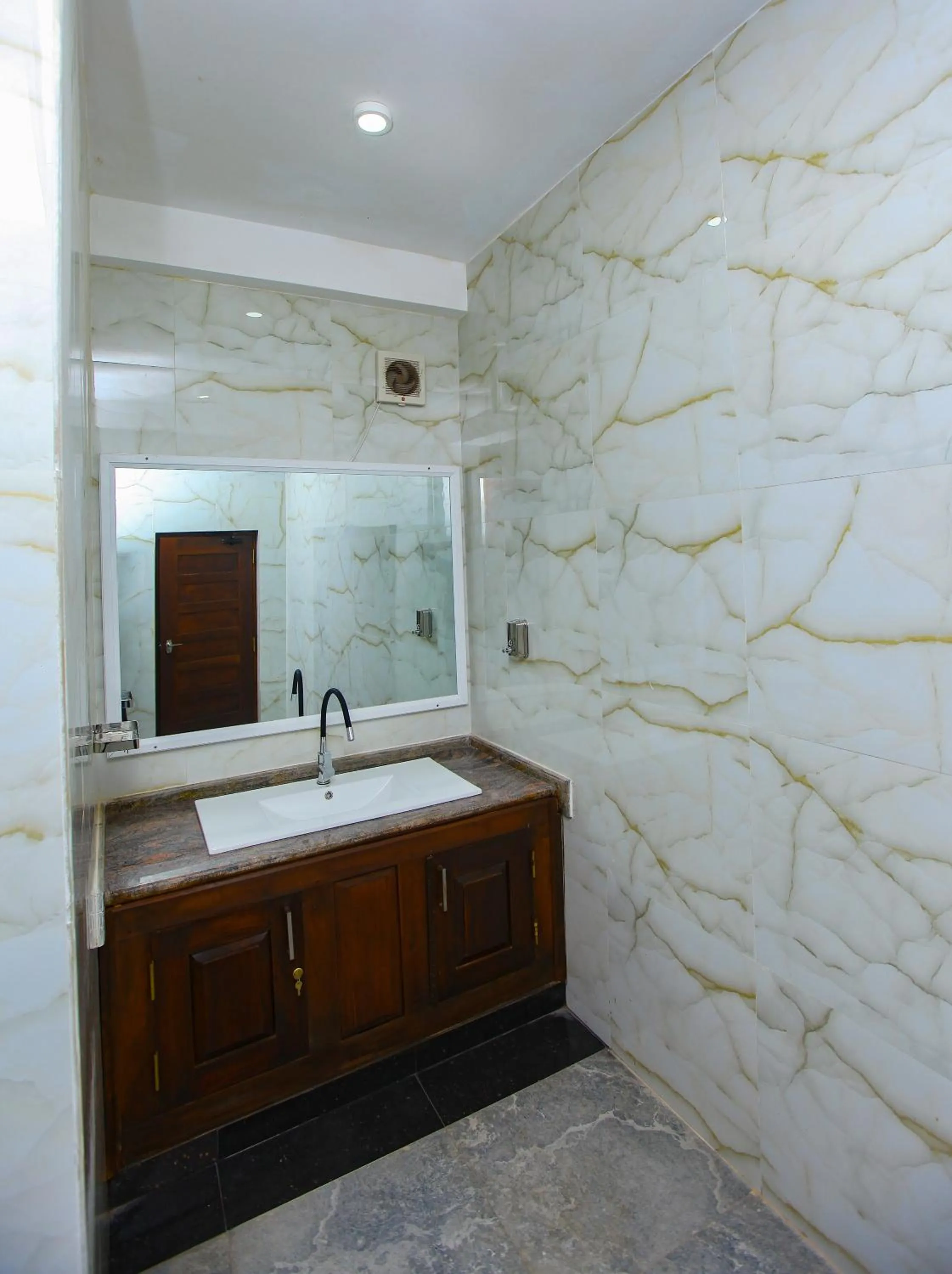 Bathroom in Sakura Surf Lanka Hotel & Restaurant
