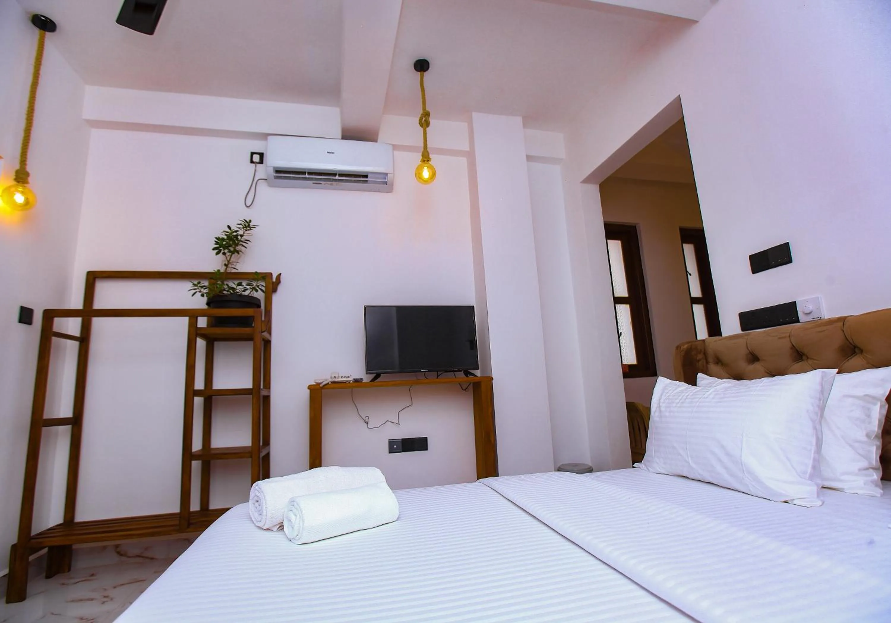 Communal lounge/ TV room, Bed in Sakura Surf Lanka Hotel & Restaurant