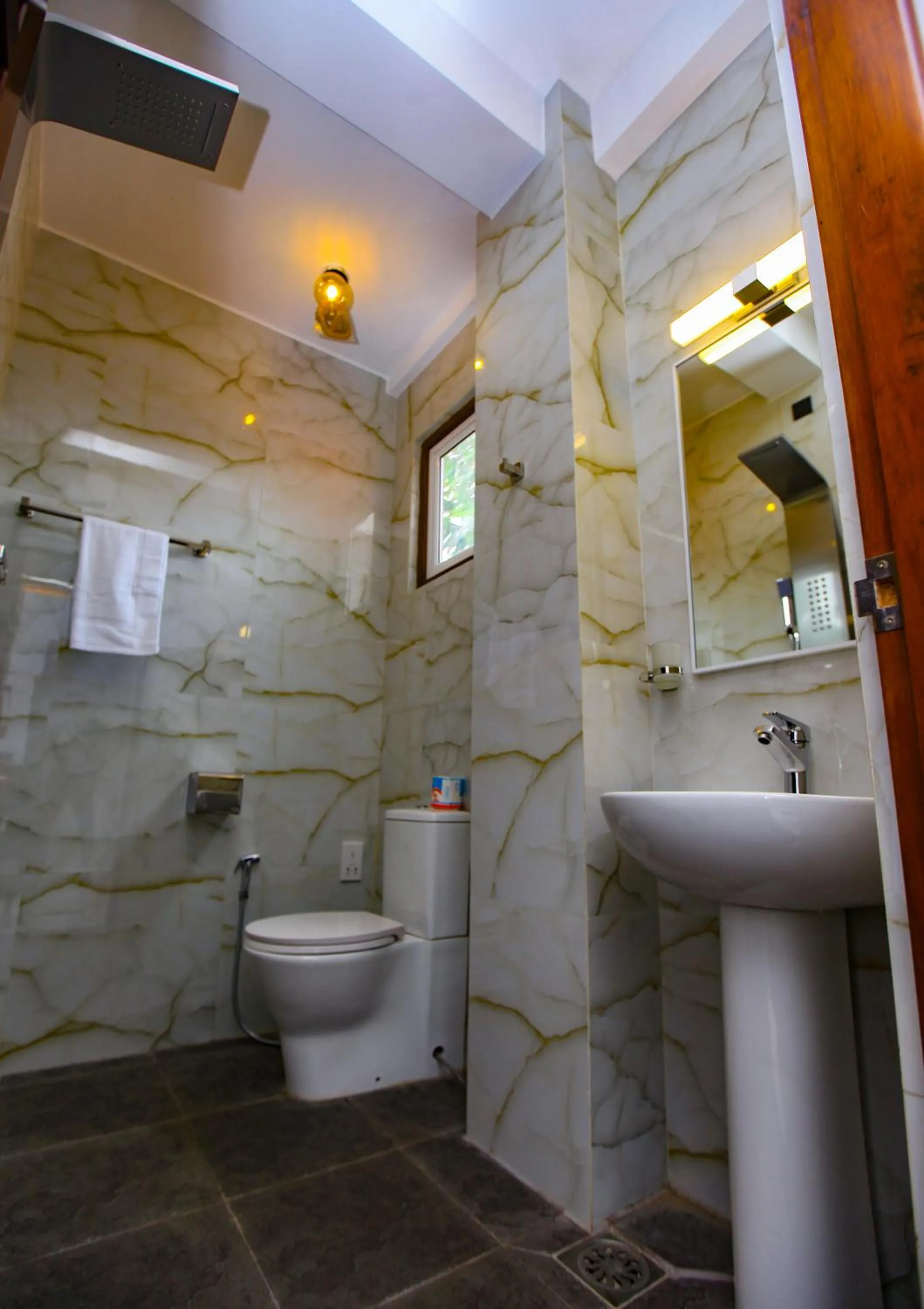 Bathroom in Sakura Surf Lanka Hotel & Restaurant