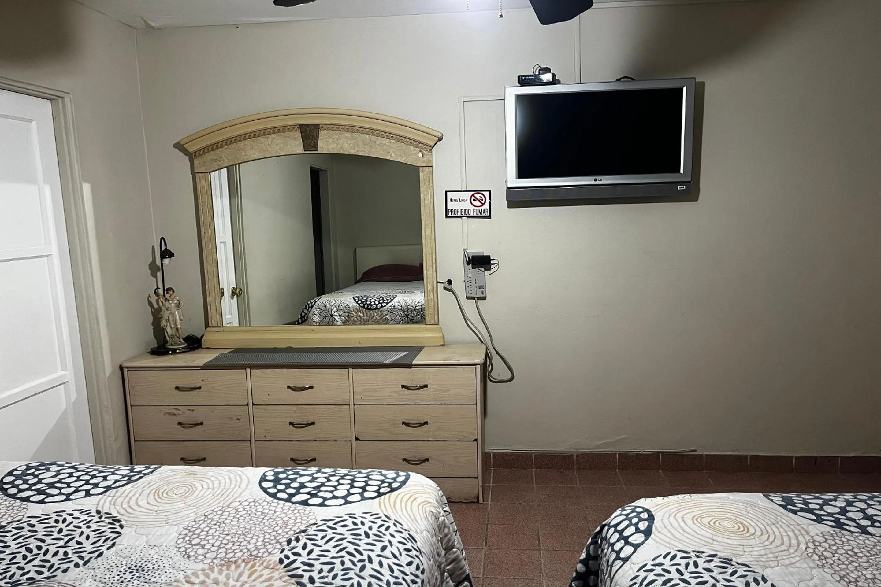 Bedroom in OYO Hotel Linda Tijuana