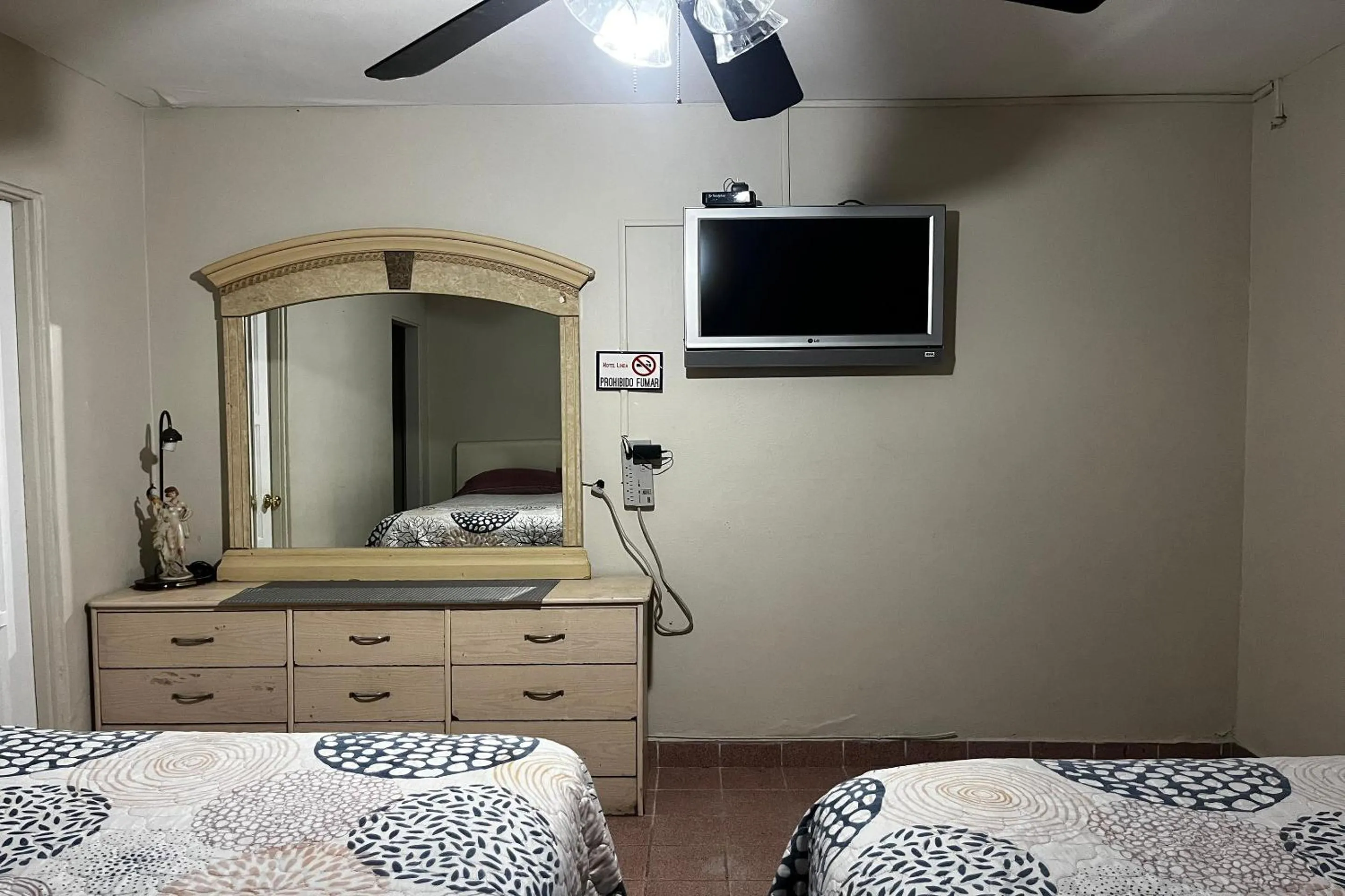 Bedroom in OYO Hotel Linda Tijuana