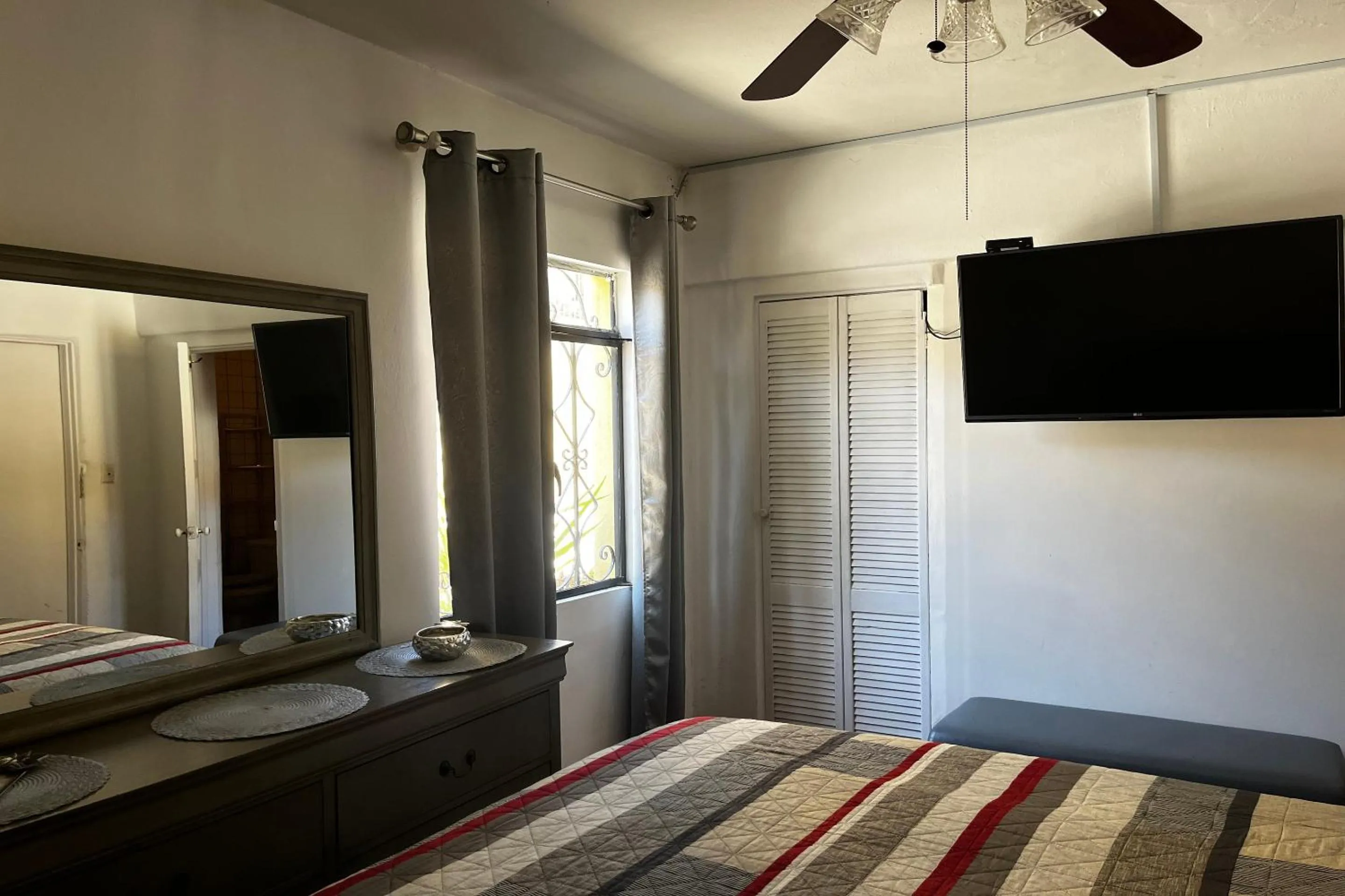 Bedroom in OYO Hotel Linda Tijuana