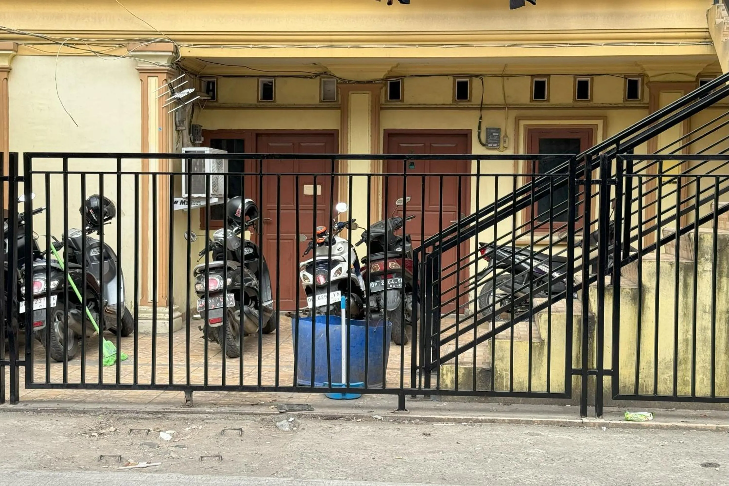 Facade/entrance in Hotel O Kost Btnompo Near SDI Bontosallang