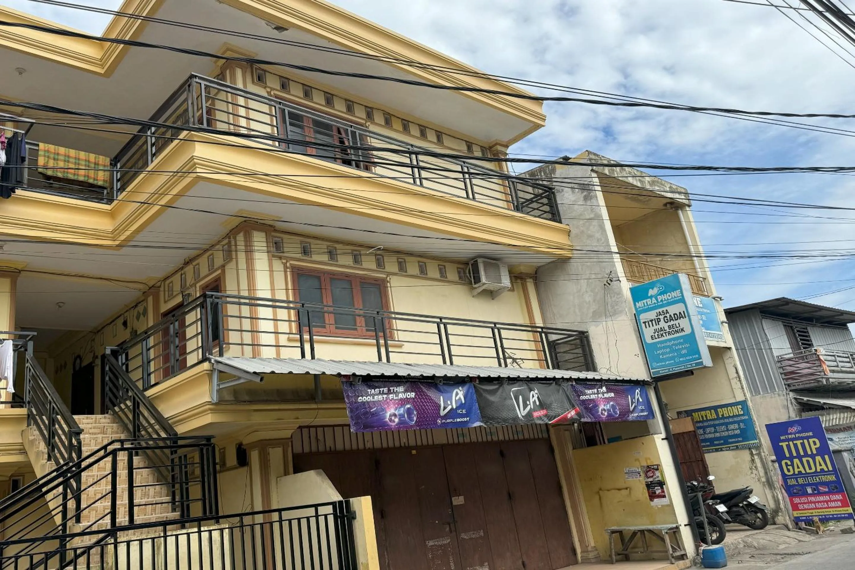 Facade/entrance in Hotel O Kost Btnompo Near SDI Bontosallang