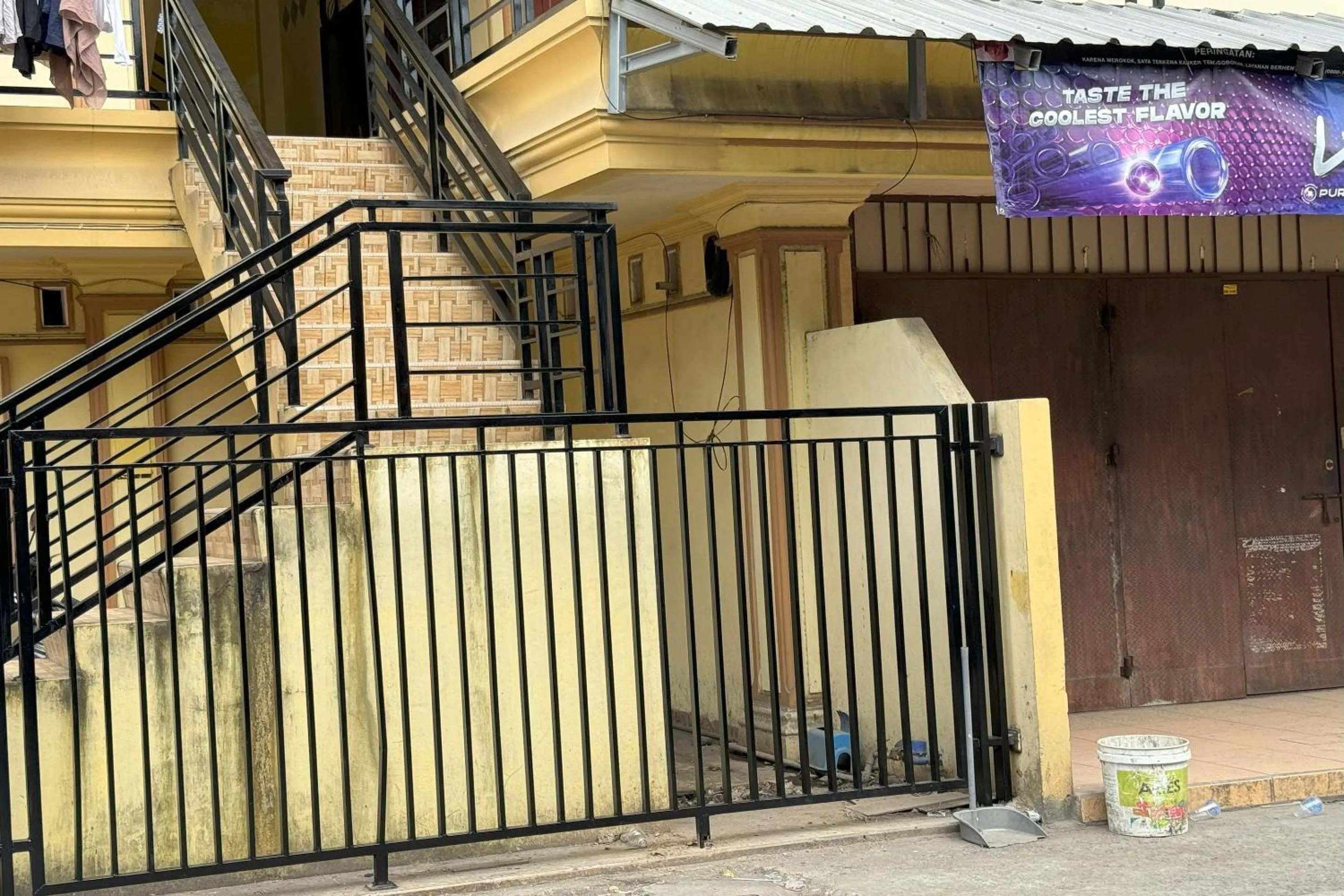 Facade/entrance in Hotel O Kost Btnompo Near SDI Bontosallang