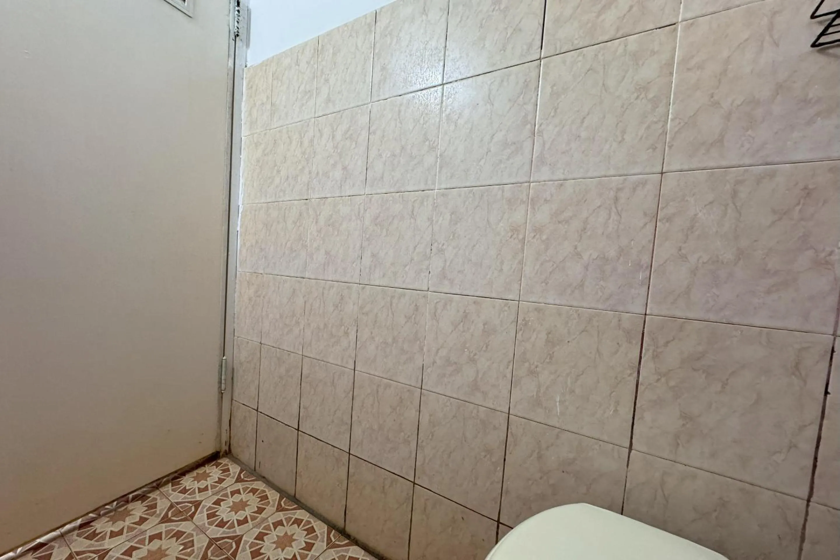 Bathroom in Hotel O Kost Btnompo Near SDI Bontosallang