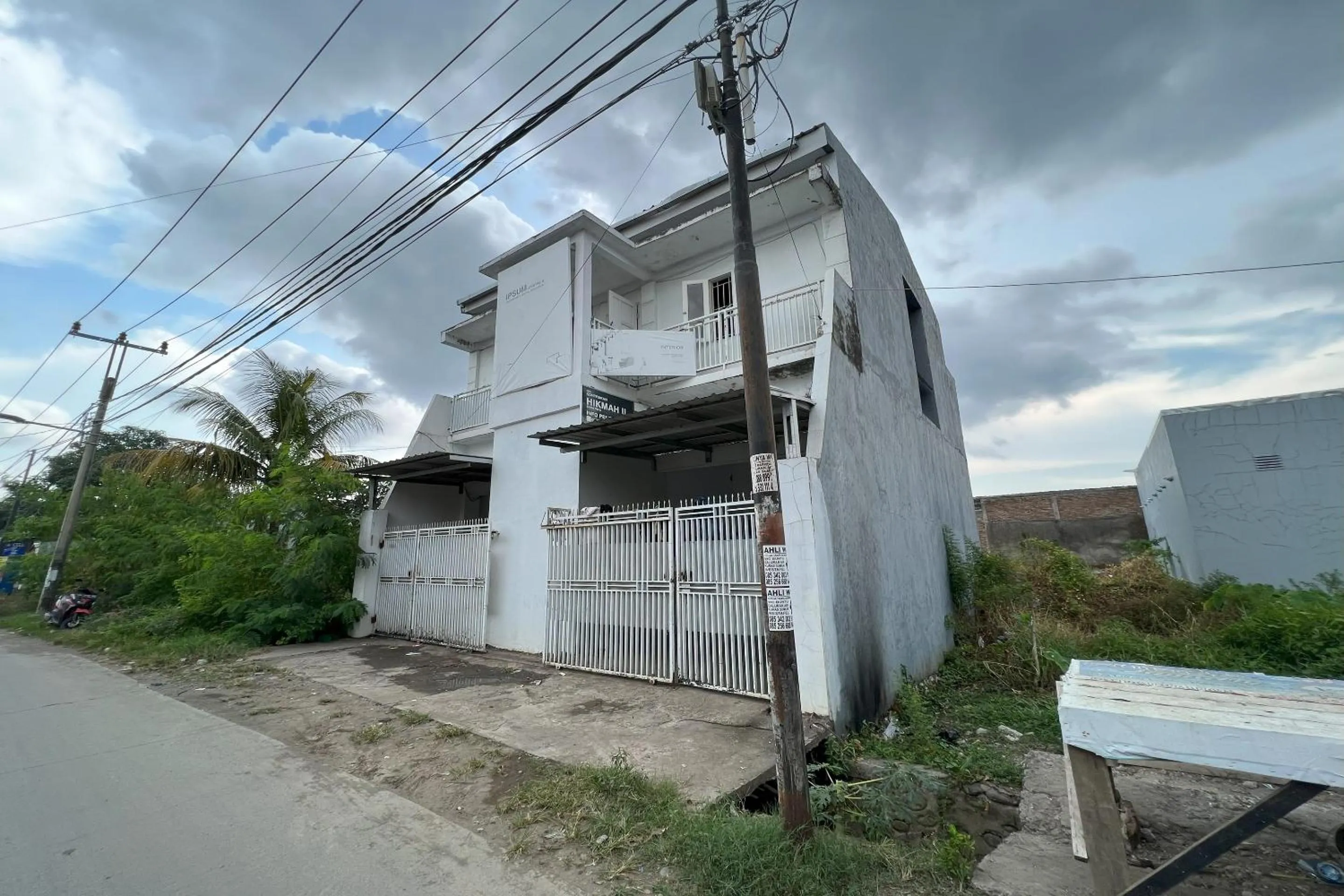 Facade/entrance in Hotel O Kost Aisyah Near Citra Grand Galesong City(Pattalassang)