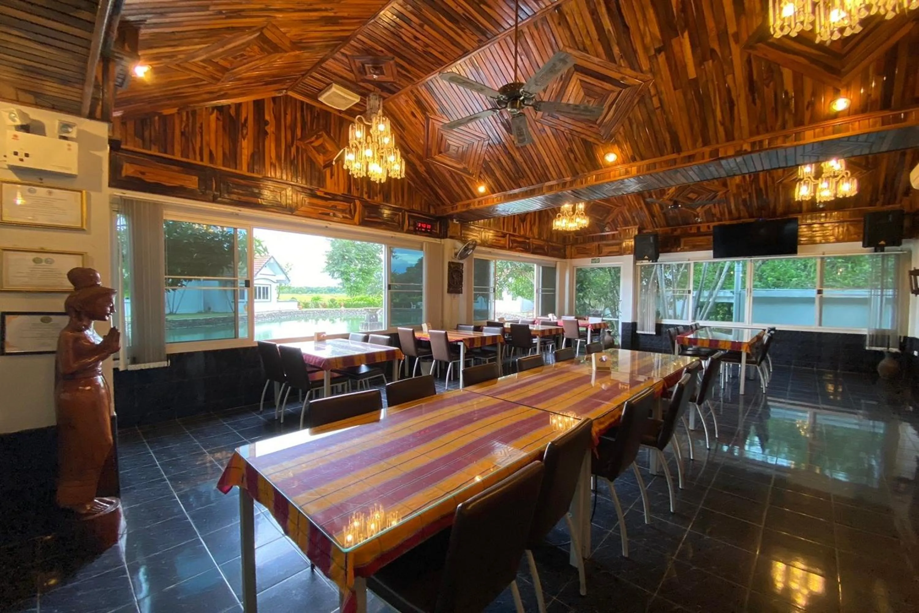Restaurant/places to eat in Baan Sanuan Resort