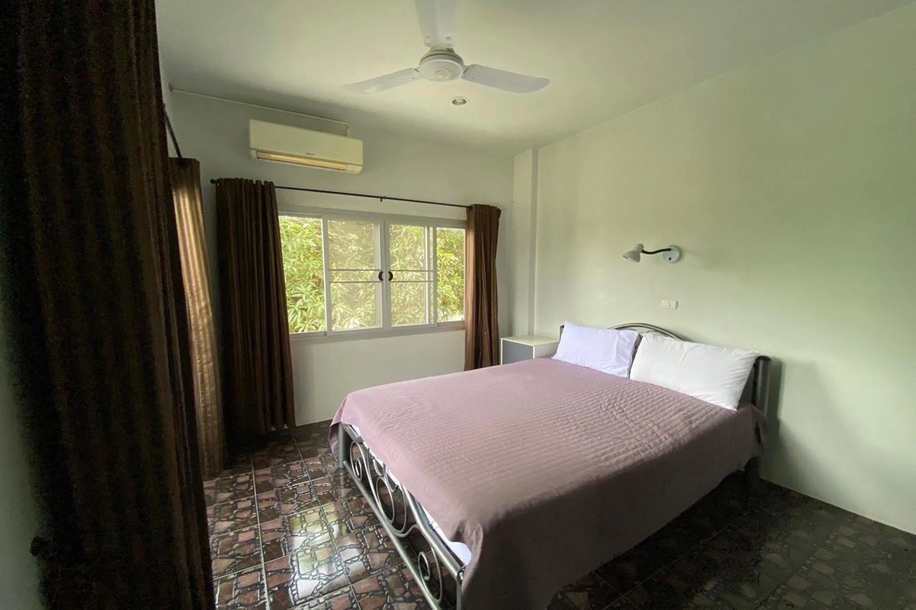 Bed in Baan Sanuan Resort