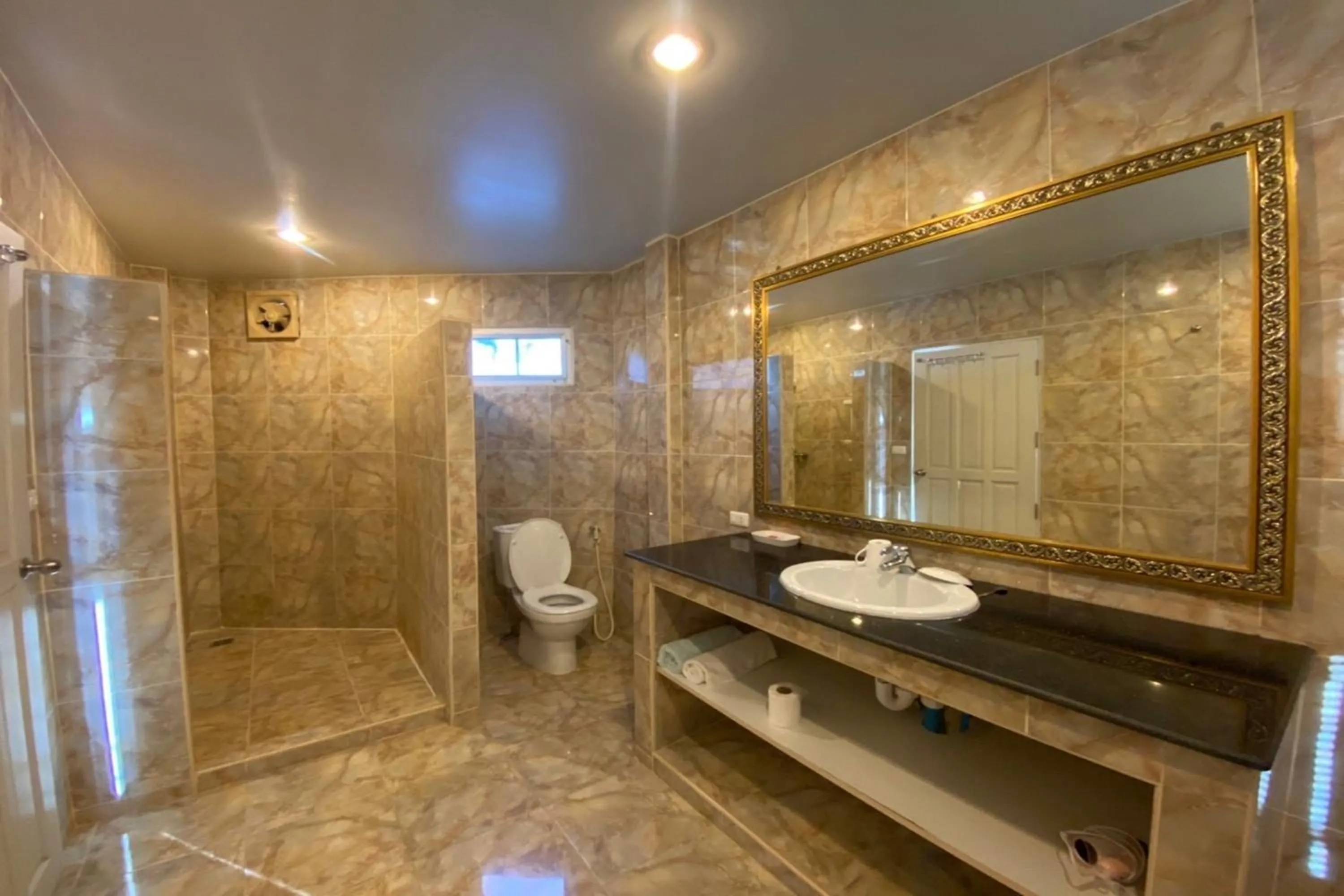 Bathroom in Baan Sanuan Resort