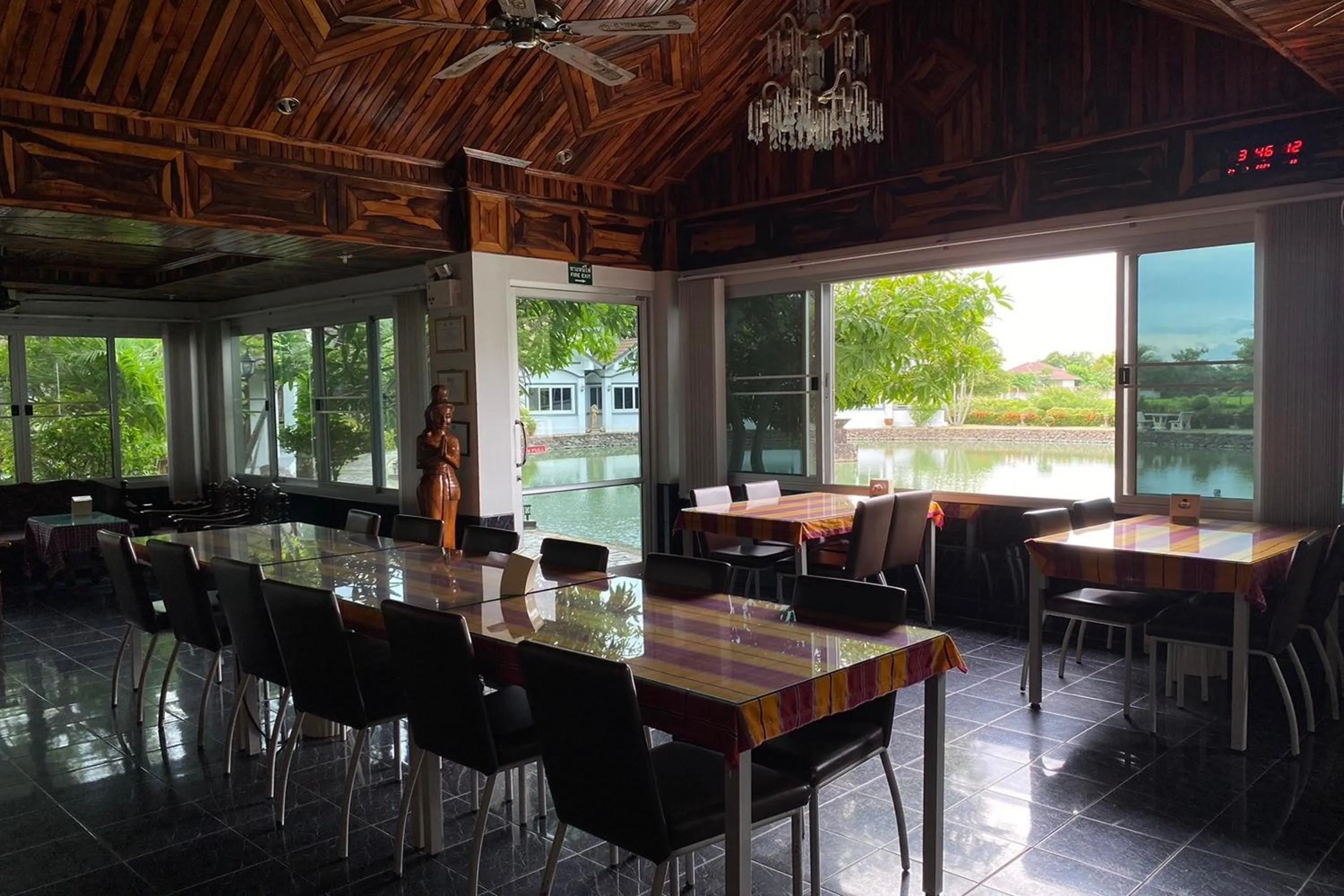 Restaurant/places to eat in Baan Sanuan Resort