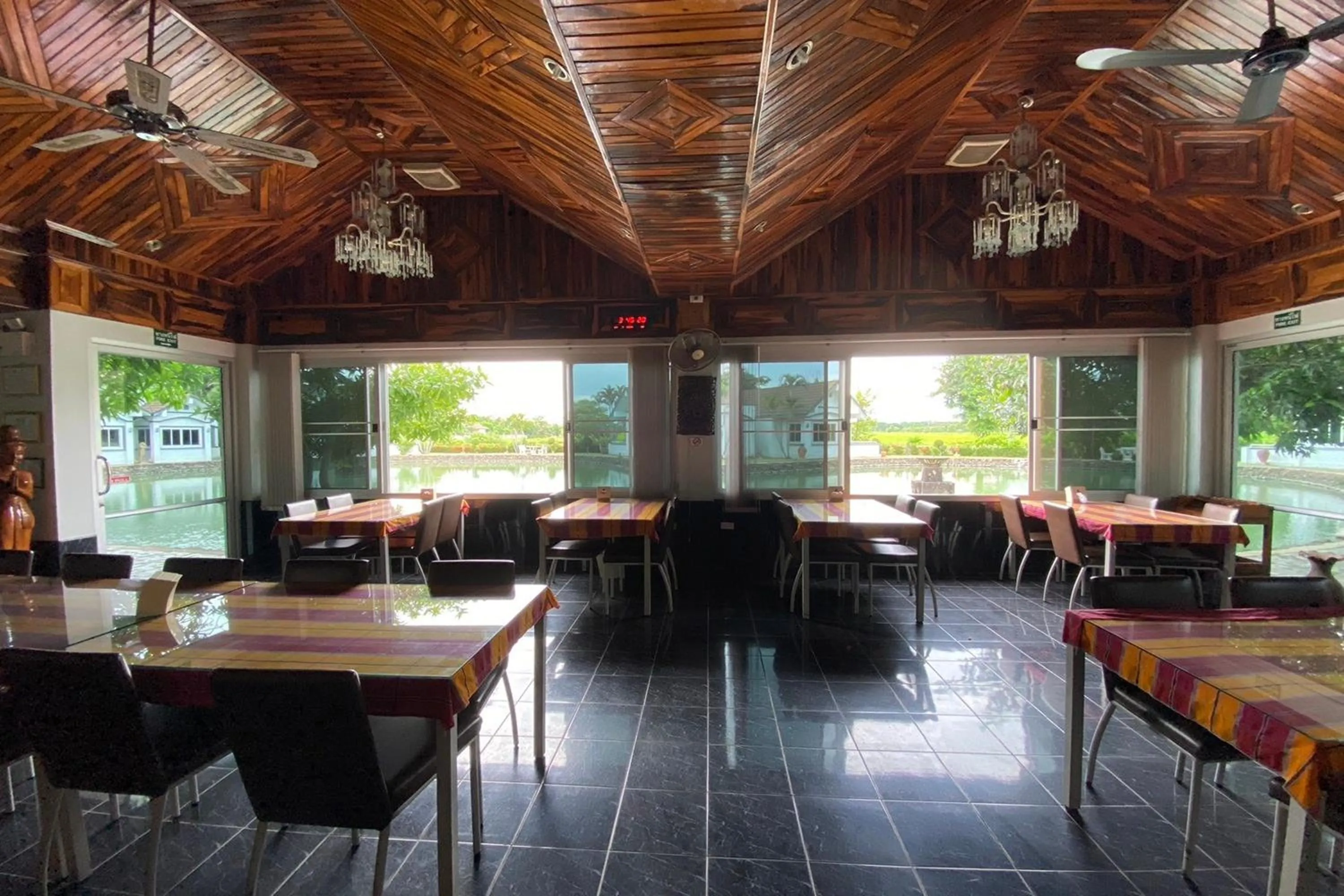 Restaurant/places to eat in Baan Sanuan Resort