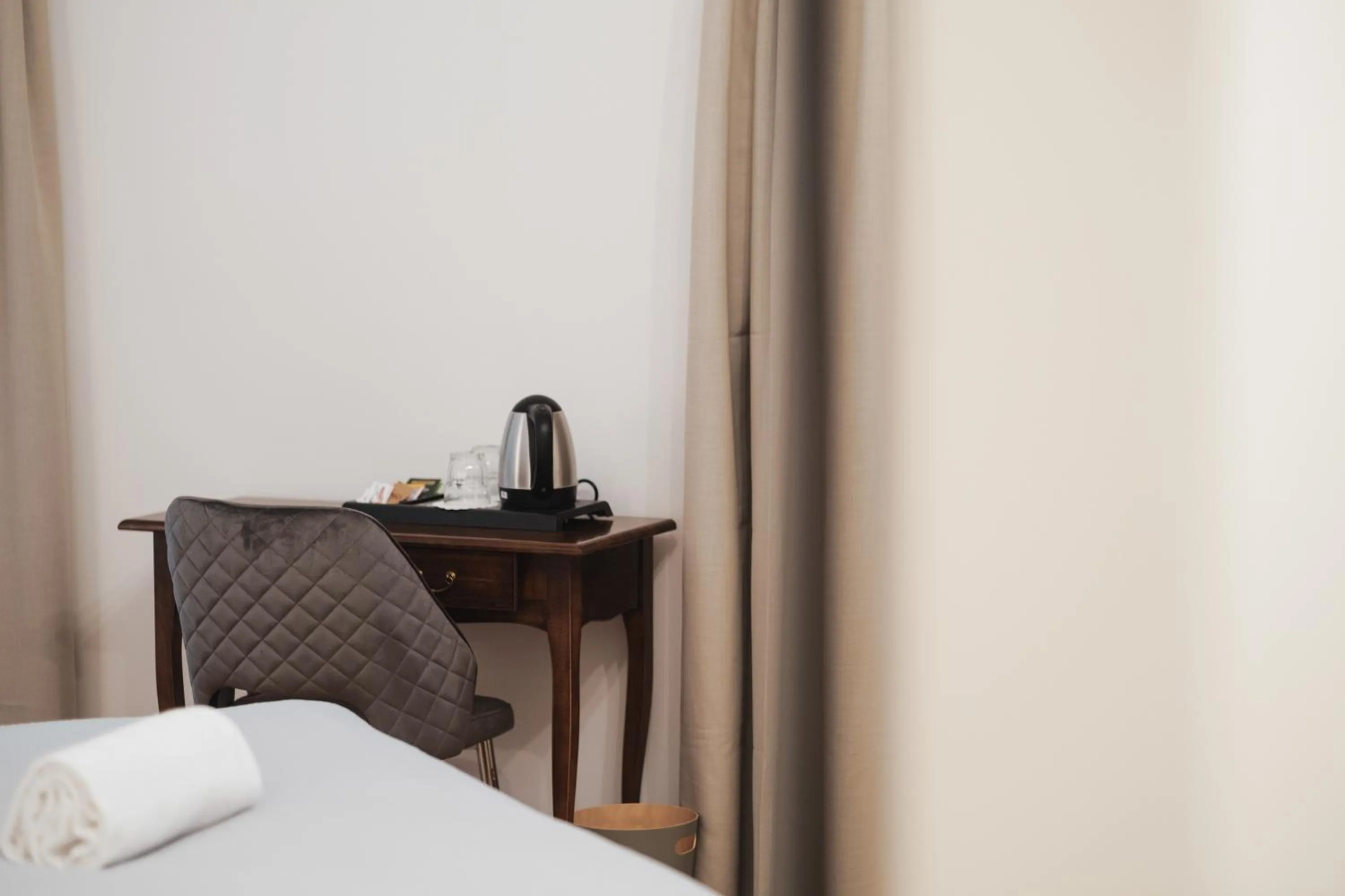 Coffee/tea facilities, Bed in Carlo Felice Boutique Hotel