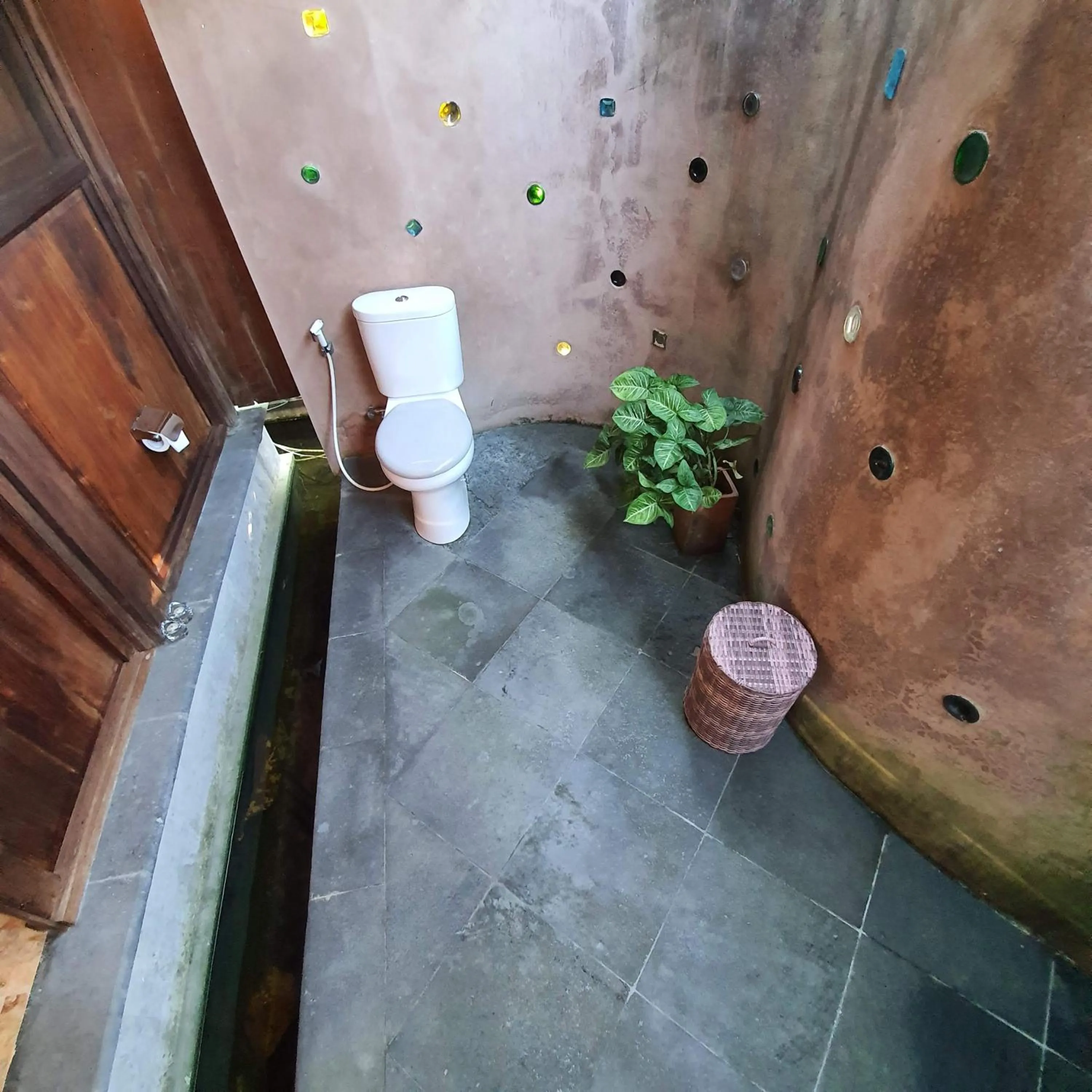 Toilet in Yabbiekayu