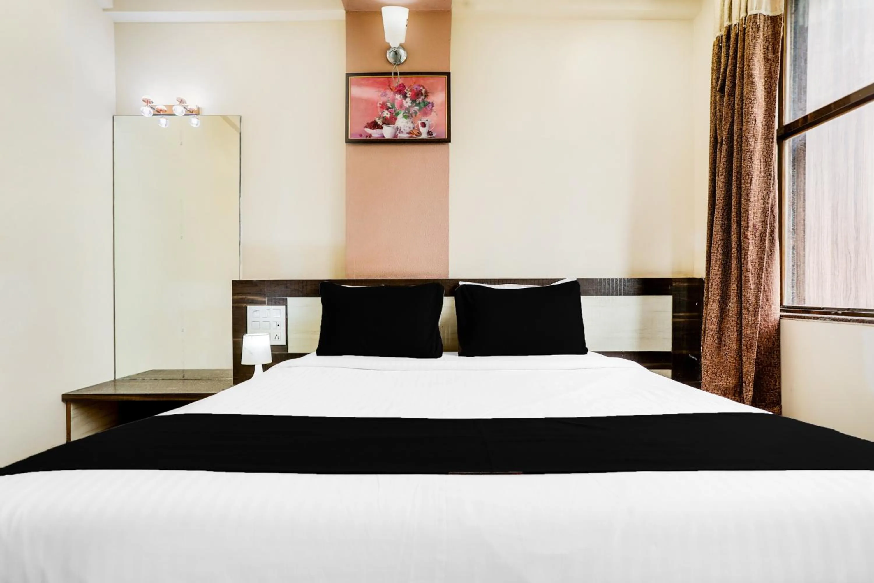 Bedroom, Bed in Super Hotel O Palkhi Road Near Sai Baba Temple Formerly Netra Sai