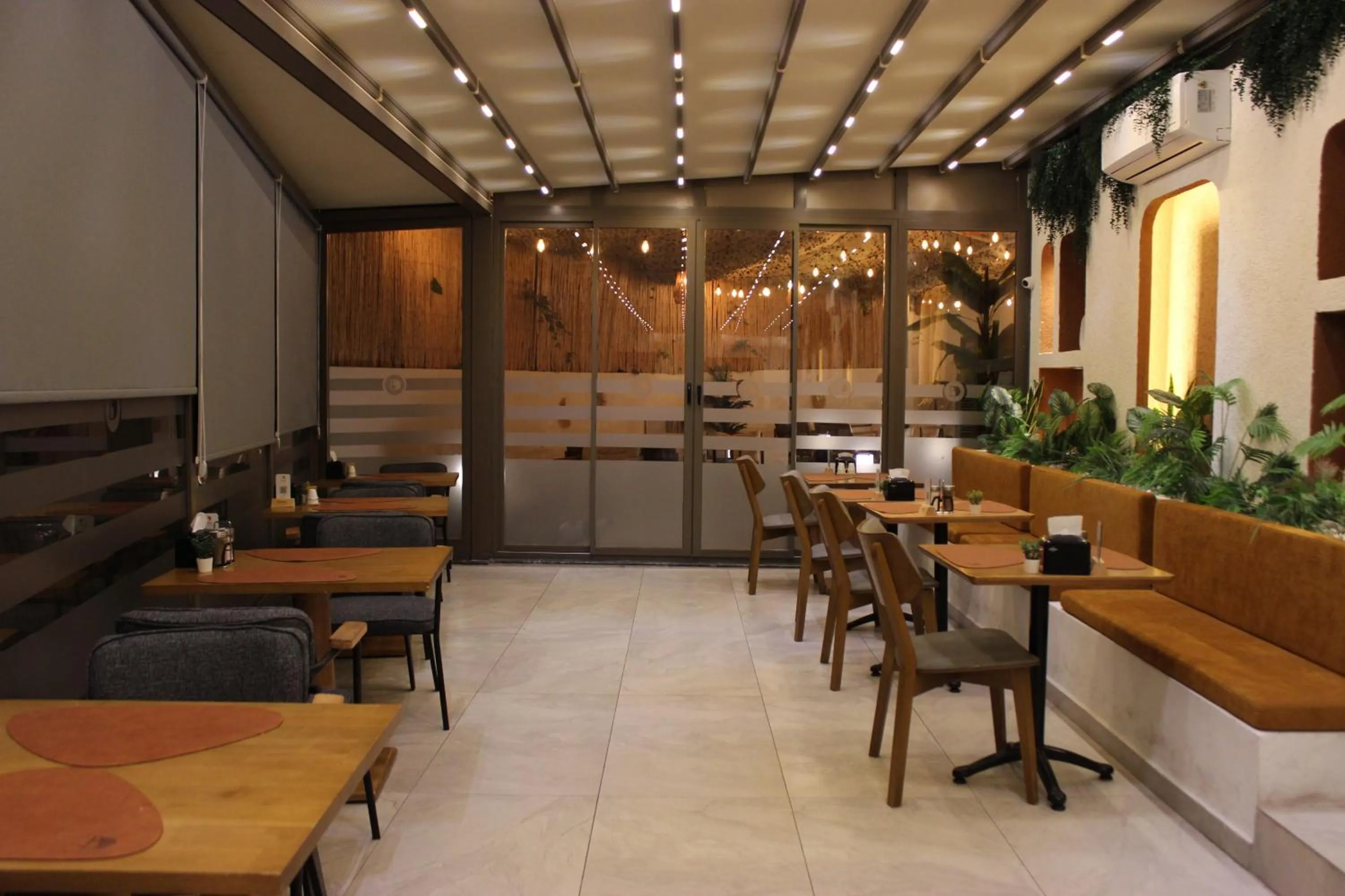 Restaurant/places to eat in Bonnie City Hotel