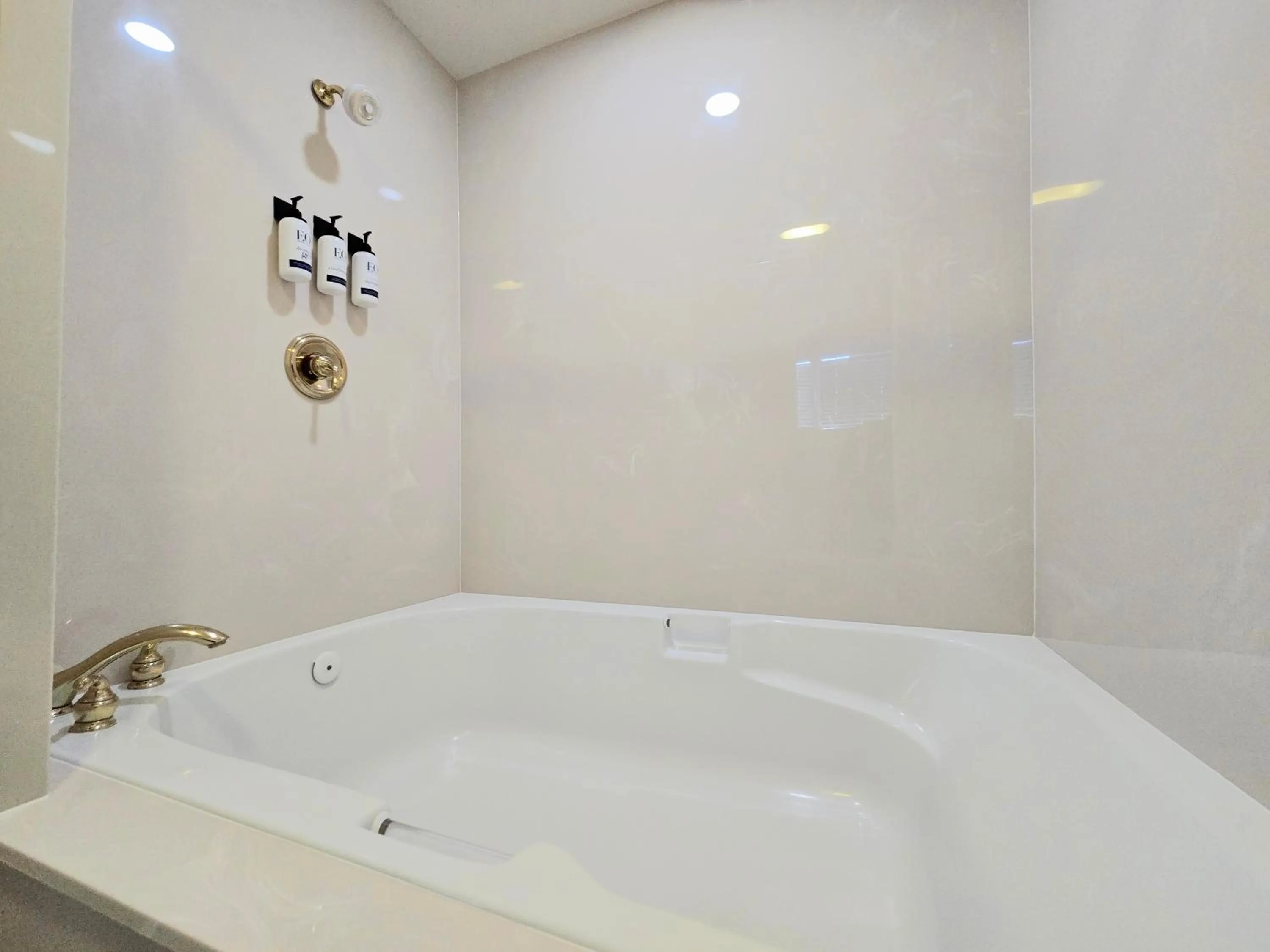 Bath in Dennen's Victorian Farmhouse