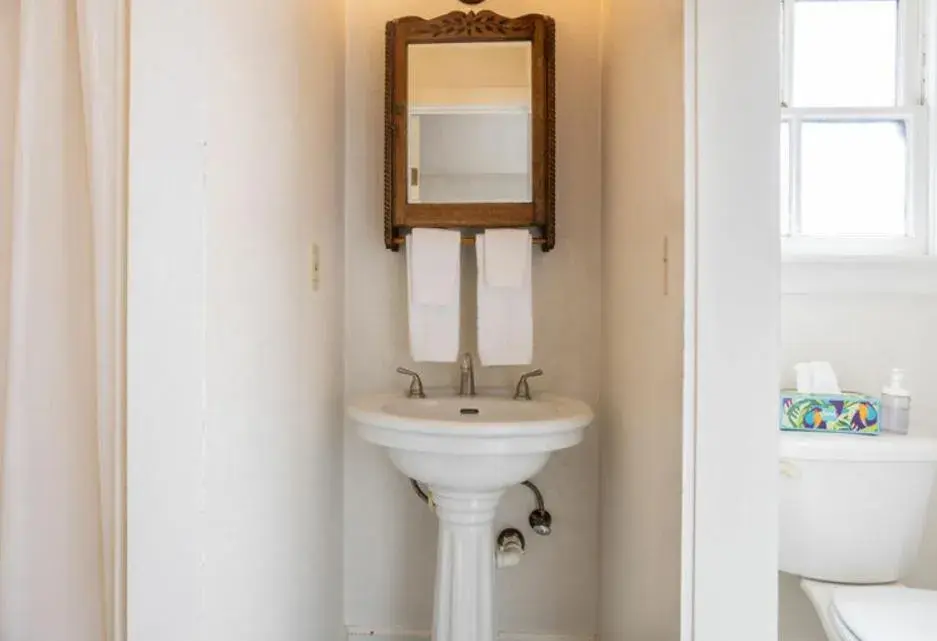 Deluxe King Studio in Dennen's Victorian Farmhouse Deluxe King Studio in Dennen's Victorian Farmhouse